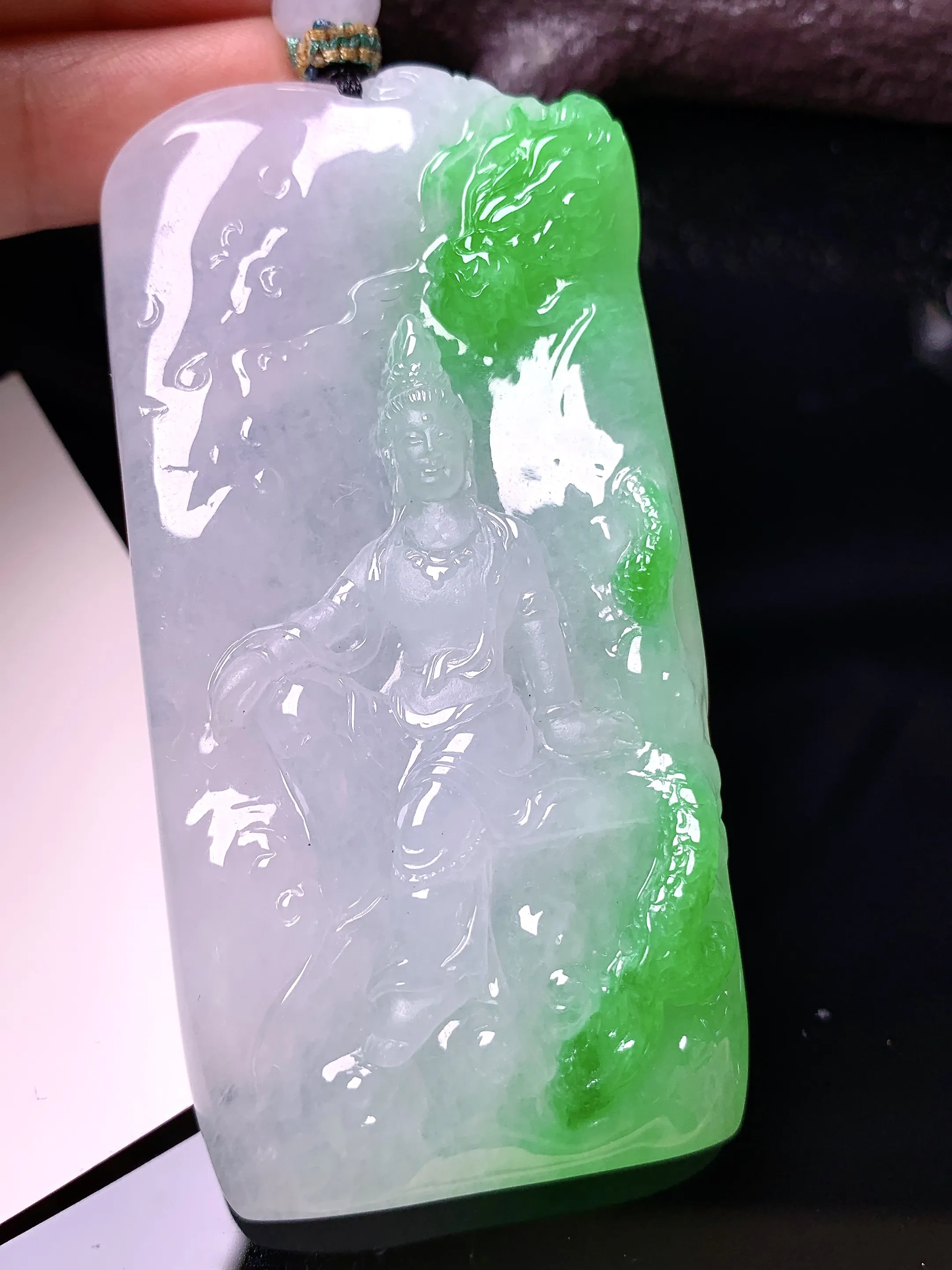 飘绿观音菩萨吊坠 玉质细腻 色泽清新艳丽 整体尺寸74.8*36.2*10.8
