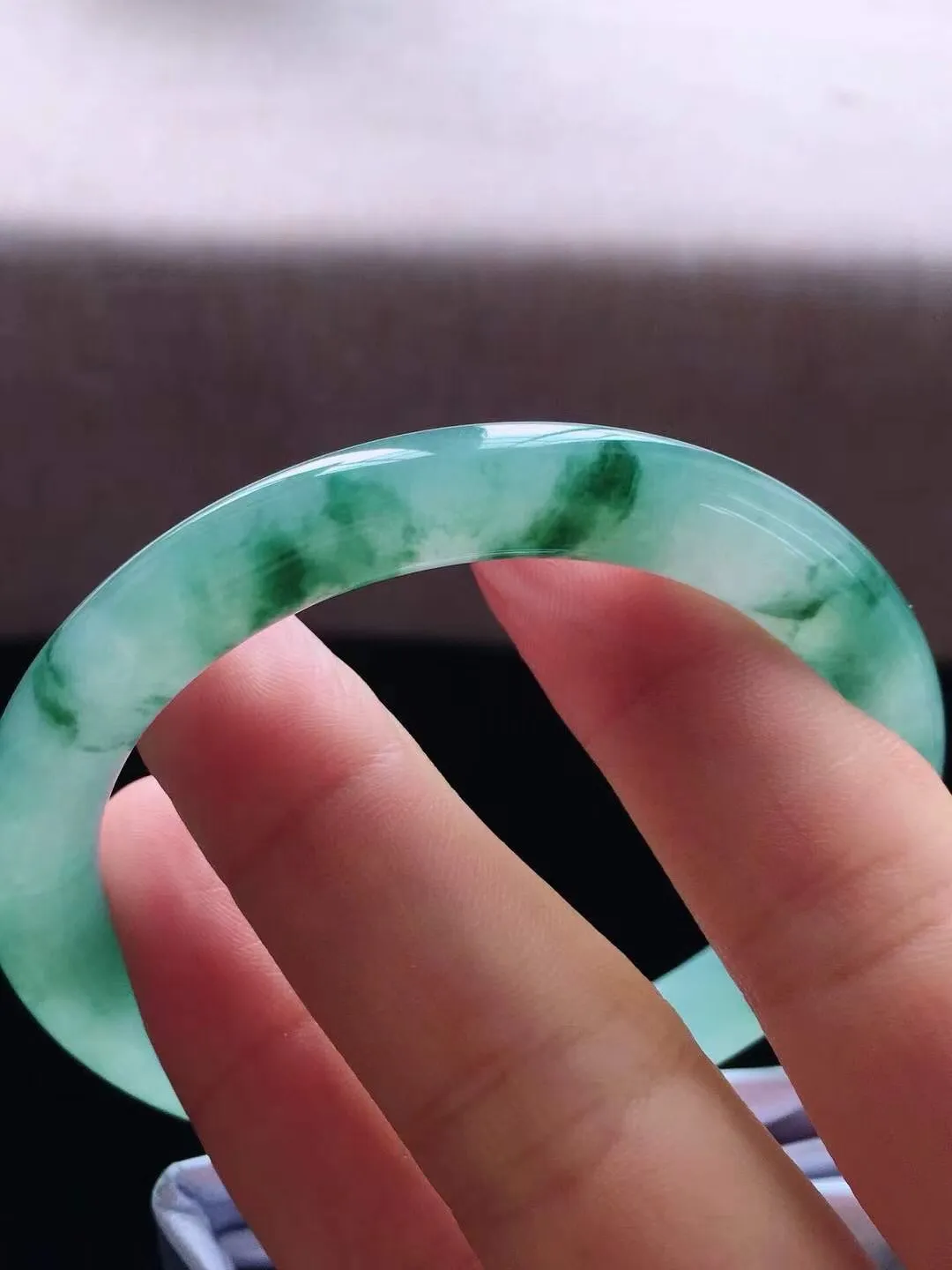 【翡翠名称】老种冰飘花55.3圈口圆条翡翠手镯
【翡翠尺寸】55.3*7.6*8mm适合55.3-57.5正圈口佩戴
【翡翠描述】缅甸天然翡翠A货，种老水足，玉质细腻，色泽靓丽，性价比高，佩戴效果好！
