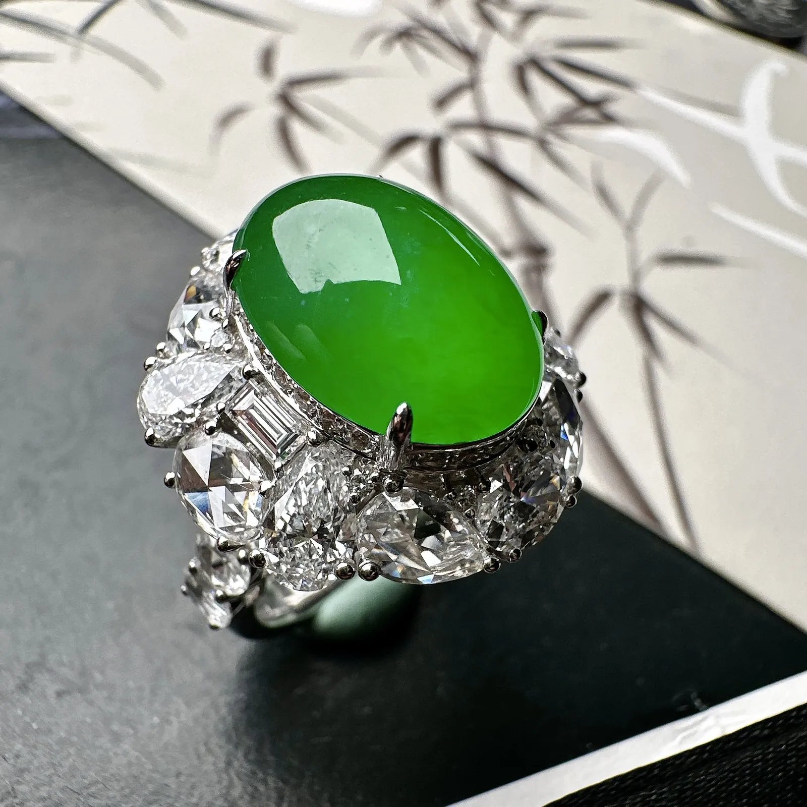 【冰种满绿蛋面戒指】质地细腻，通透闪亮，光泽耀眼，18k古法金钻镶嵌，裸石尺寸15.4*11.1*7毫米