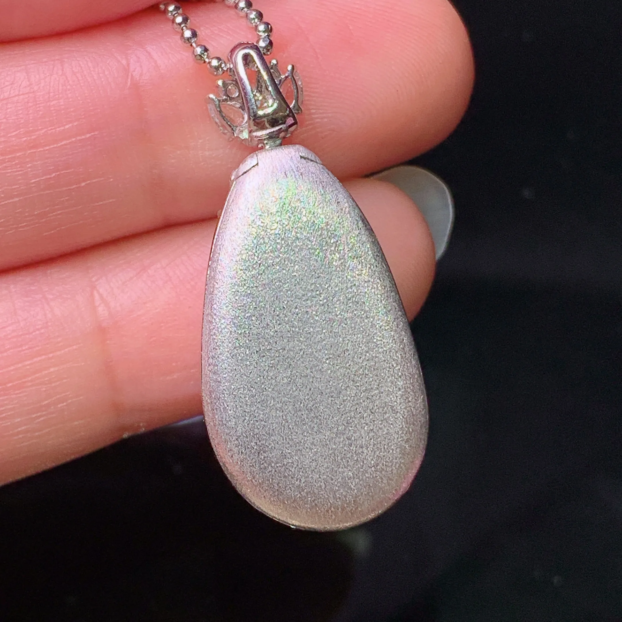 18k金钻镶嵌翠绿四季豆吊坠 玉质细腻 色泽清新艳丽 整体尺寸31*14*9.6