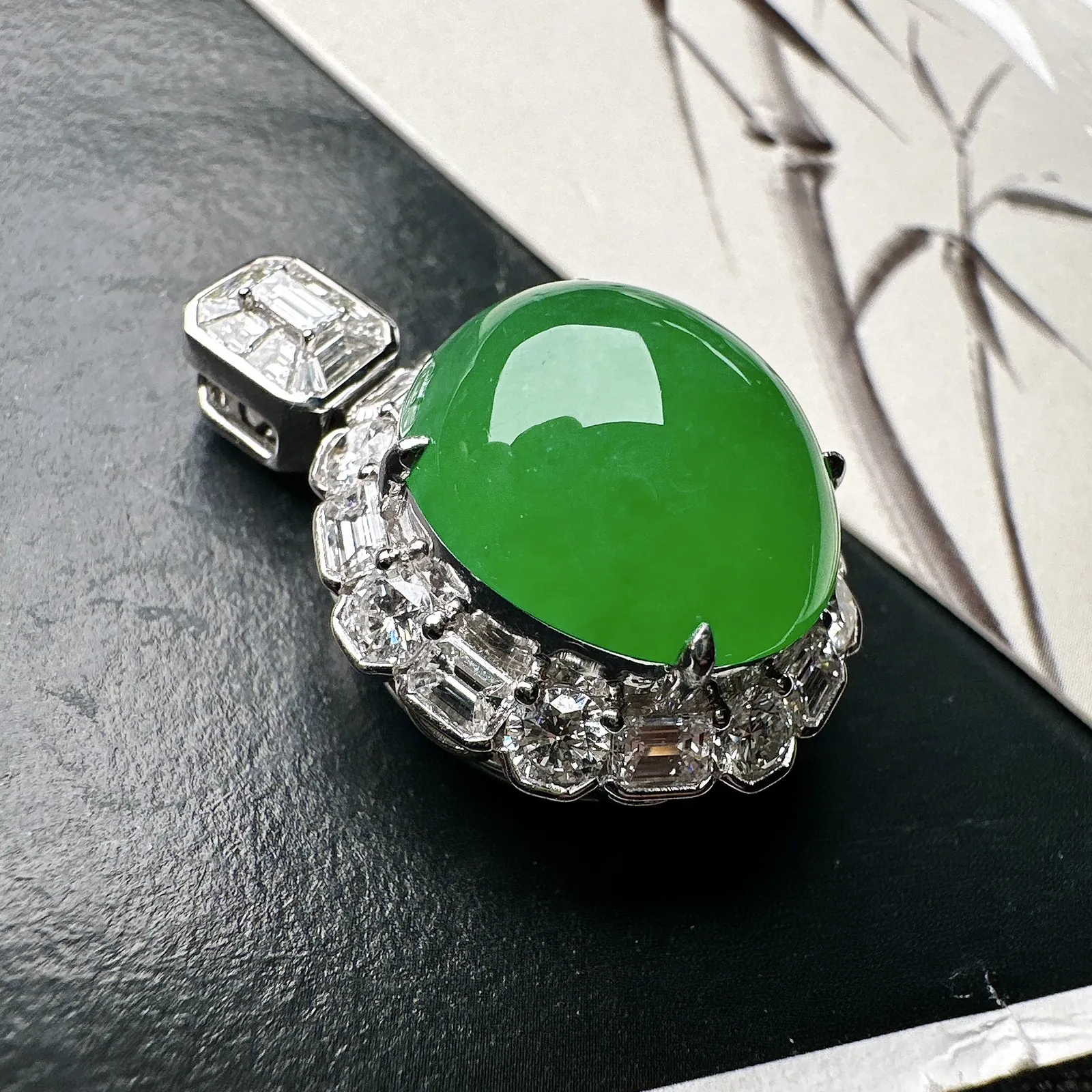 【冰种满绿蛋面吊坠】质地细腻，冰润起光，胶感强烈，冰感明显。18K金钻精美镶嵌，裸石尺寸16.2*14.7*8.2毫米