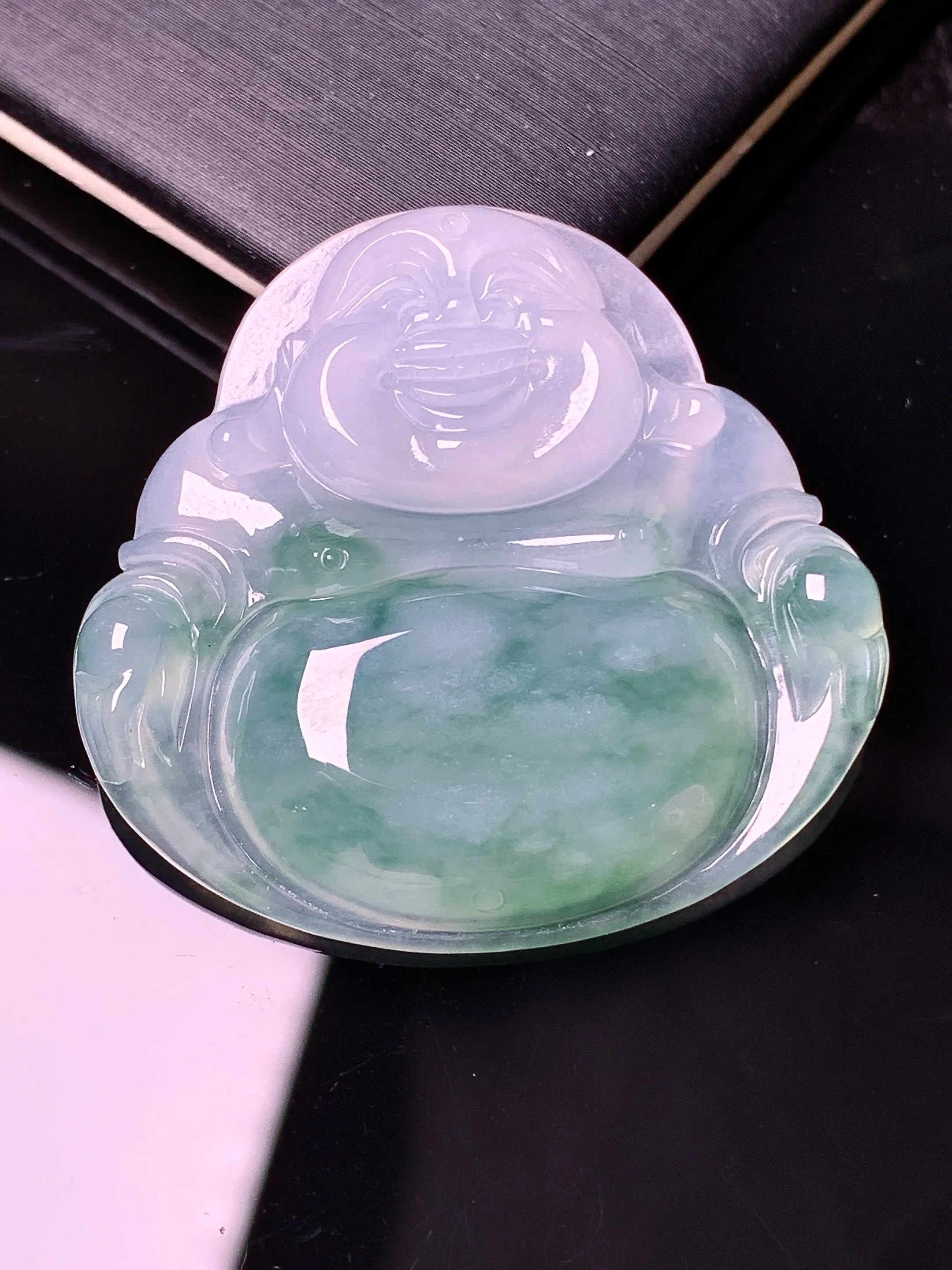 冰种佛公飘绿吊坠 玉质细腻 色泽清新艳丽 整体尺寸35.2*36.7*6