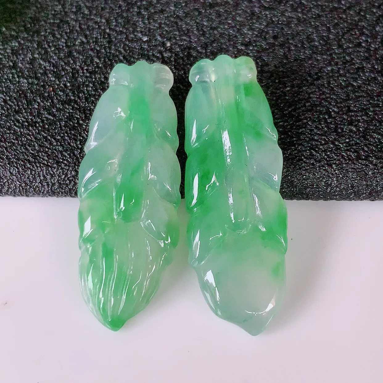 自然光实拍，冰种飘绿翡翠一对叶子耳坠，翠色灵动，玉质细腻，颜色漂亮，品相佳，佩戴佳品！配图银线 #01.17