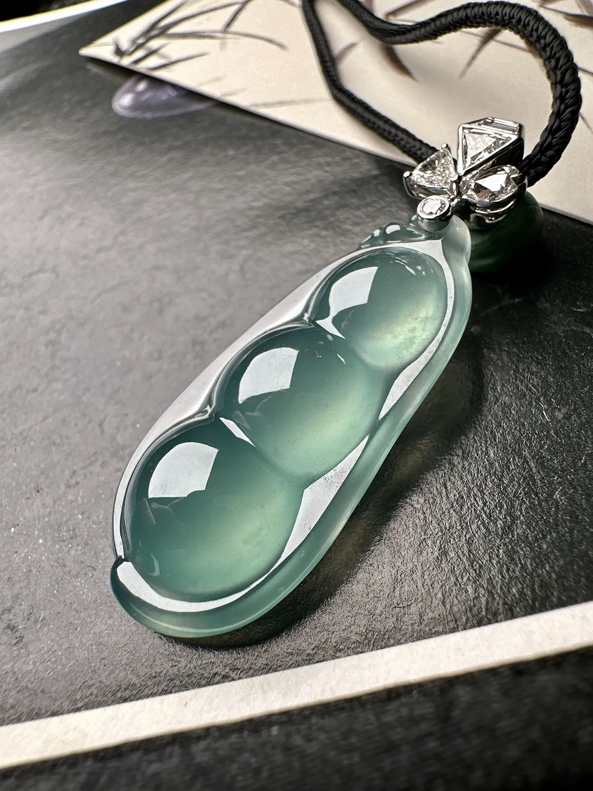 【冰种福豆吊坠】天空蓝老料，起钢光，种地上乘，冰感十足，通透起光，饱满圆润，收藏品质，18k金钻镶嵌，裸石尺寸38*18.2*8.6毫米