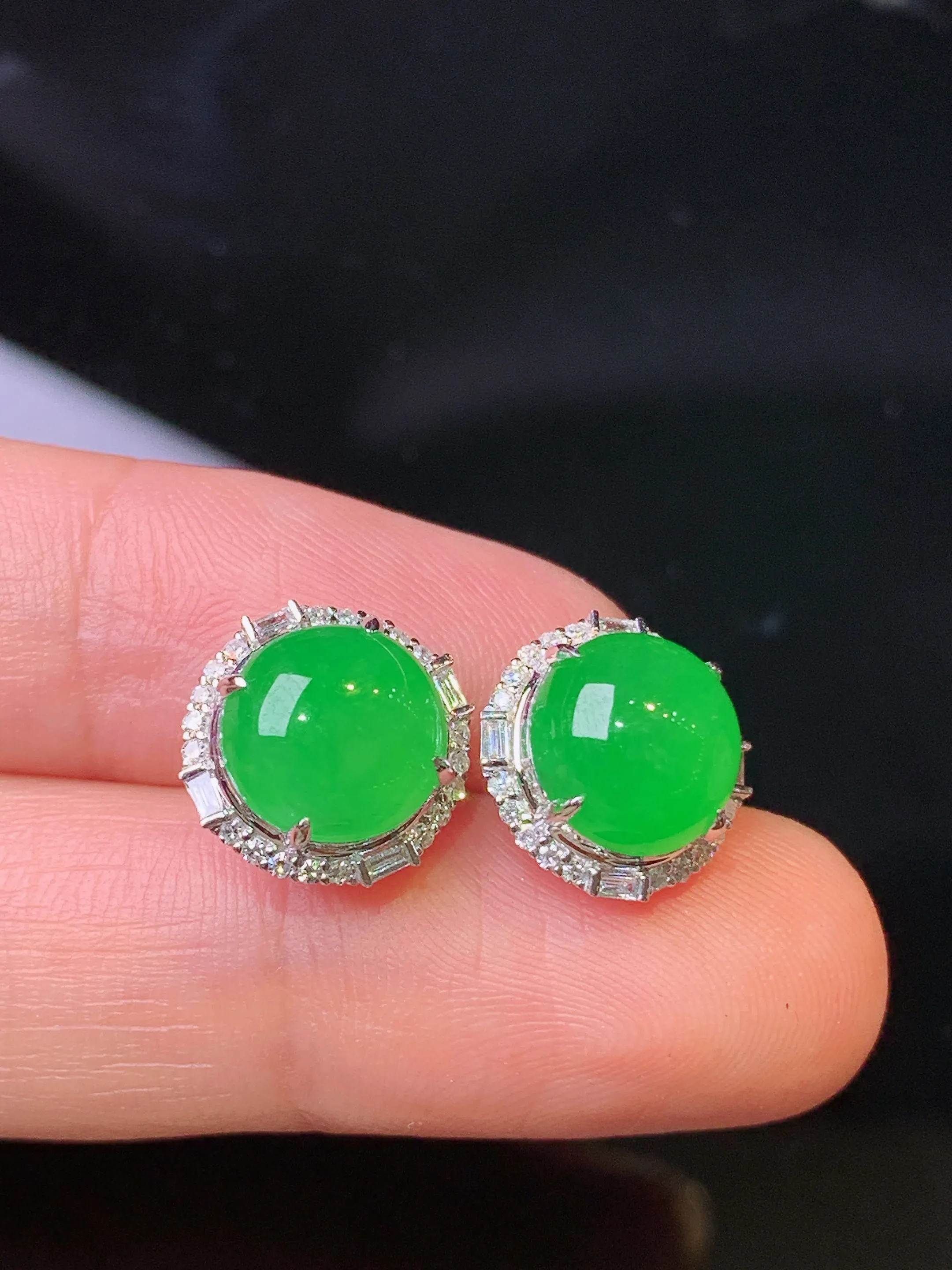 18k金钻镶嵌满绿蛋面耳钉 玉质细腻 色泽清新艳丽 整体尺寸11*8