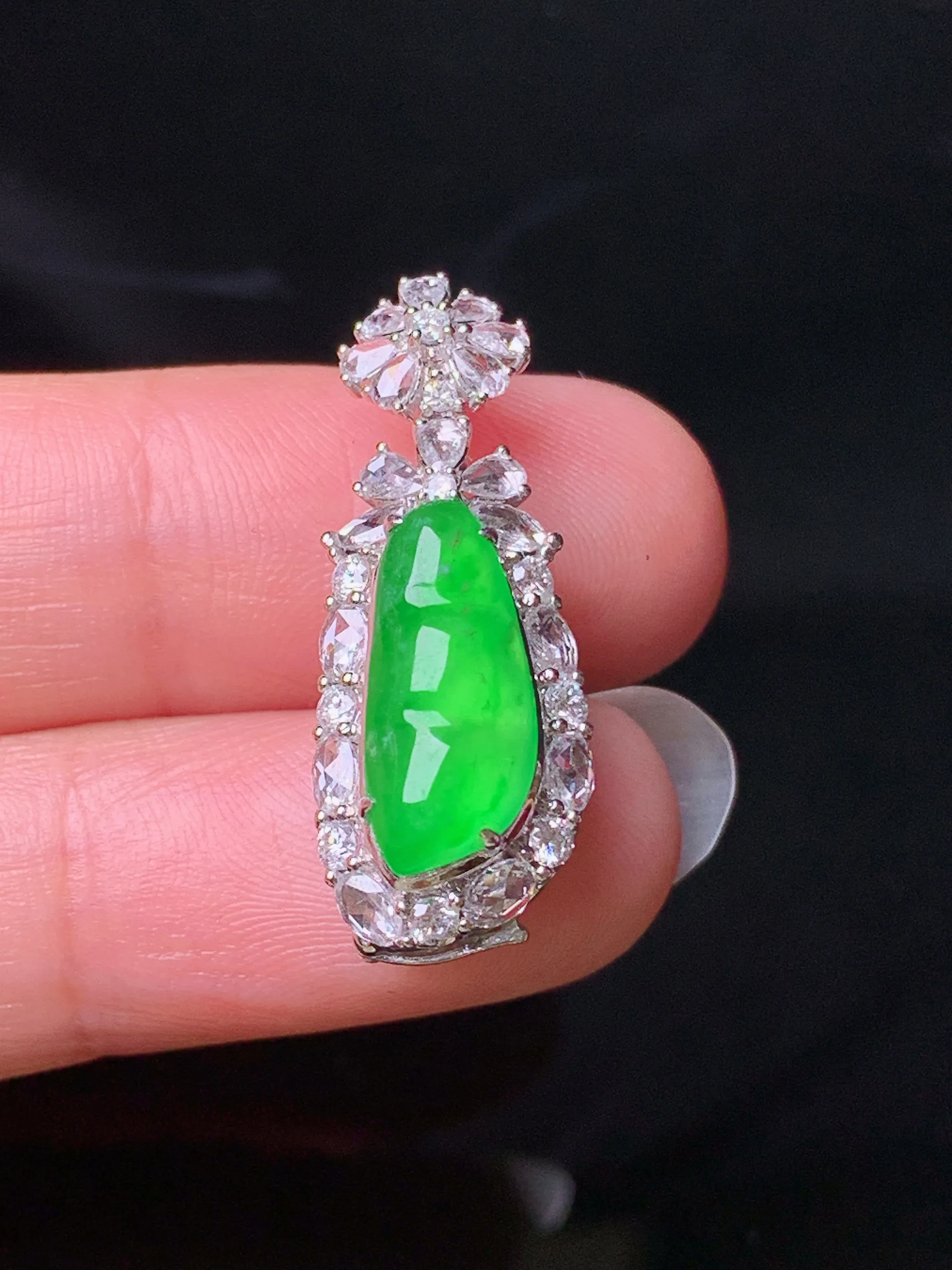 18k金钻镶嵌满绿四季豆手链吊坠两用款 玉质细腻 色泽清新艳丽 裸石尺寸14.8*6.3*2.6