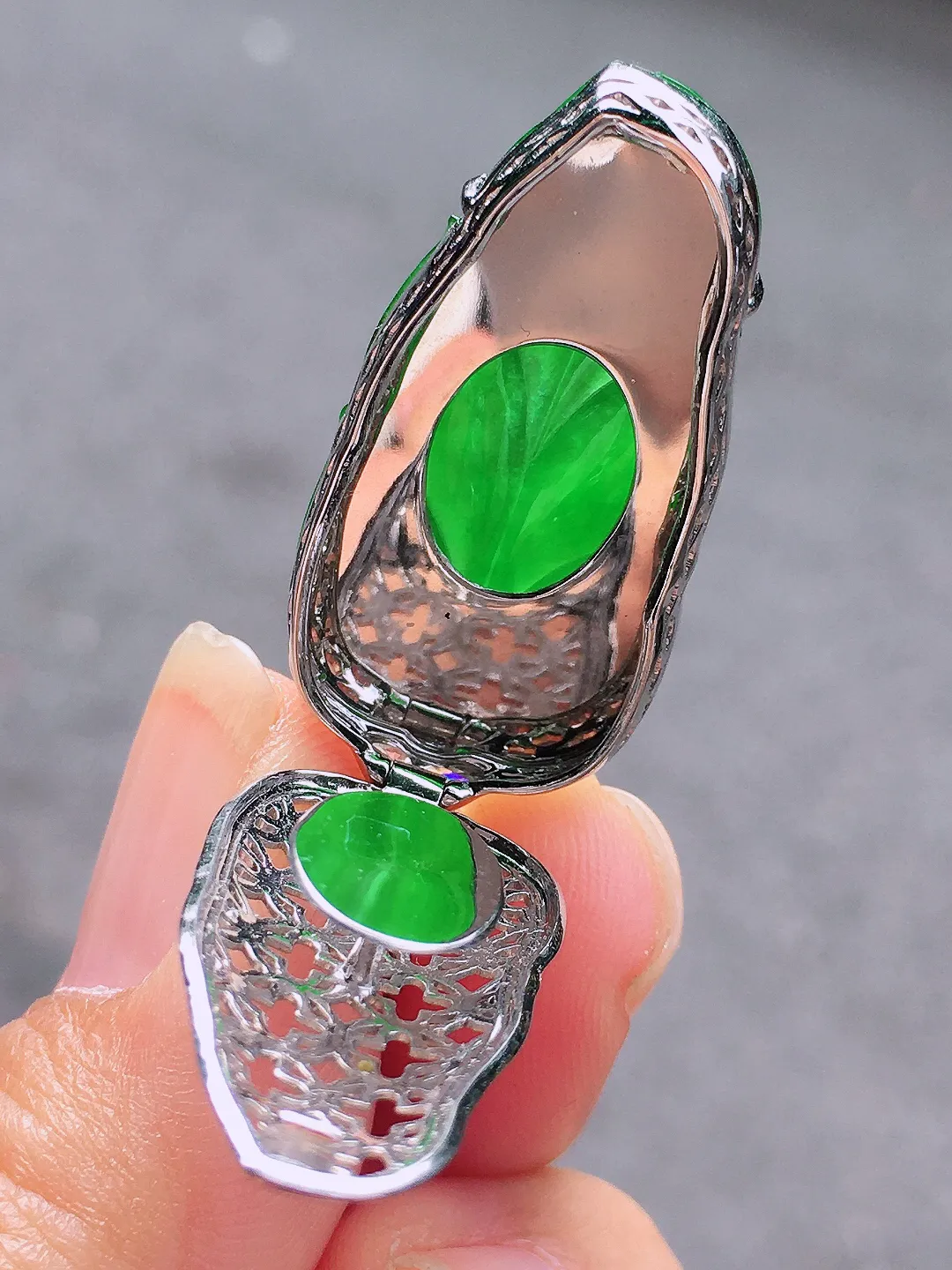 阳绿玉叶吊坠，色泽均匀艳丽，玉质细腻，荧光感超
强，饱满圆润，尽显优雅气质，18k
金豪华镶嵌