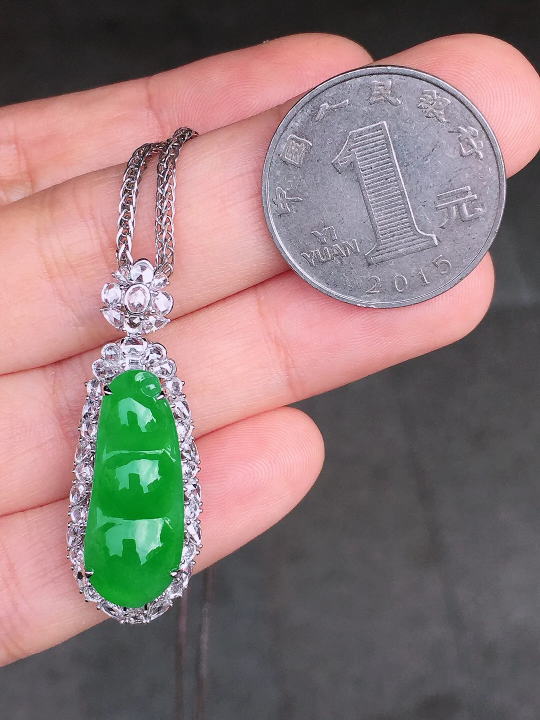 阳绿福豆吊坠，色泽均匀艳丽，玉质细腻，荧光感超
强，饱满圆润，尽显优雅气质，18k
金豪华镶嵌