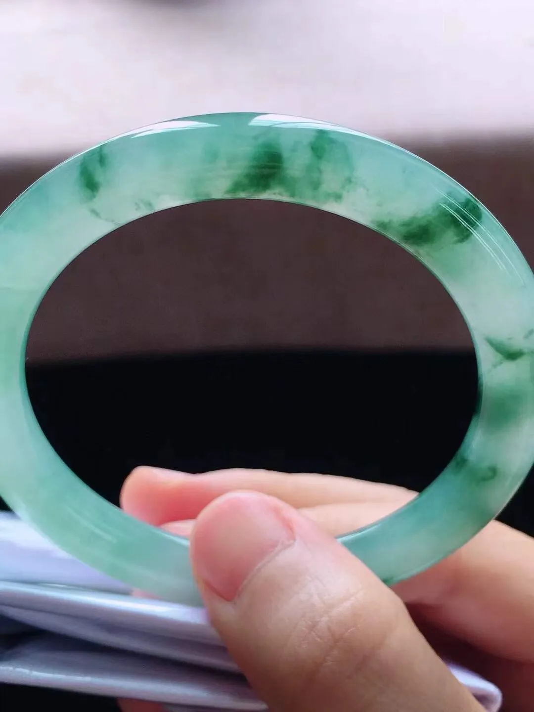 【翡翠名称】老种冰飘花55.3圈口圆条翡翠手镯
【翡翠尺寸】55.3*7.6*8mm适合55.3-57.5正圈口佩戴
【翡翠描述】缅甸天然翡翠A货，种老水足，玉质细腻，色泽靓丽，性价比高，佩戴效果好！