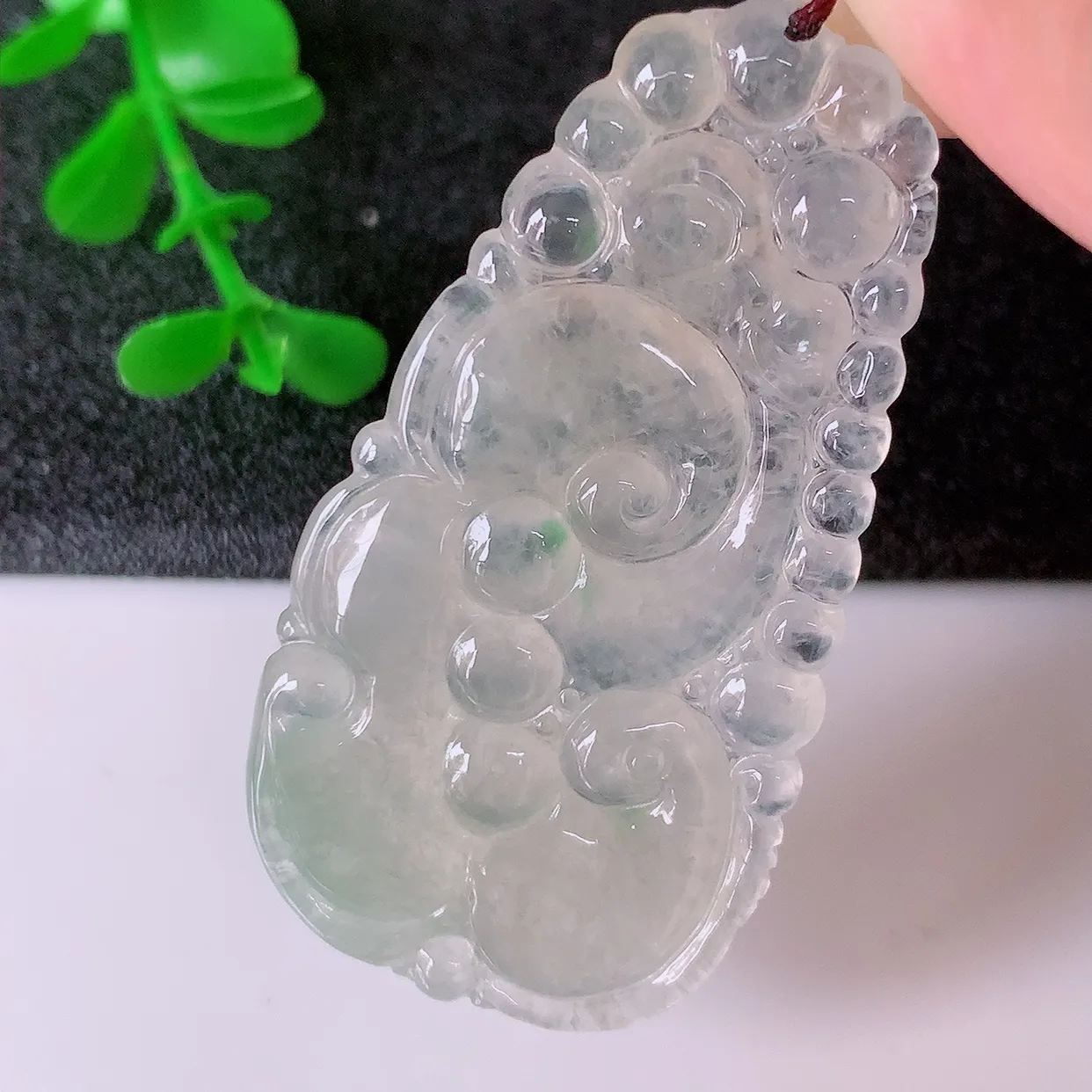 自然光实拍，冰种黄翡如意翡翠吊坠，玉坠百搭又精致，寓意着吉祥，事事如意！#01.17