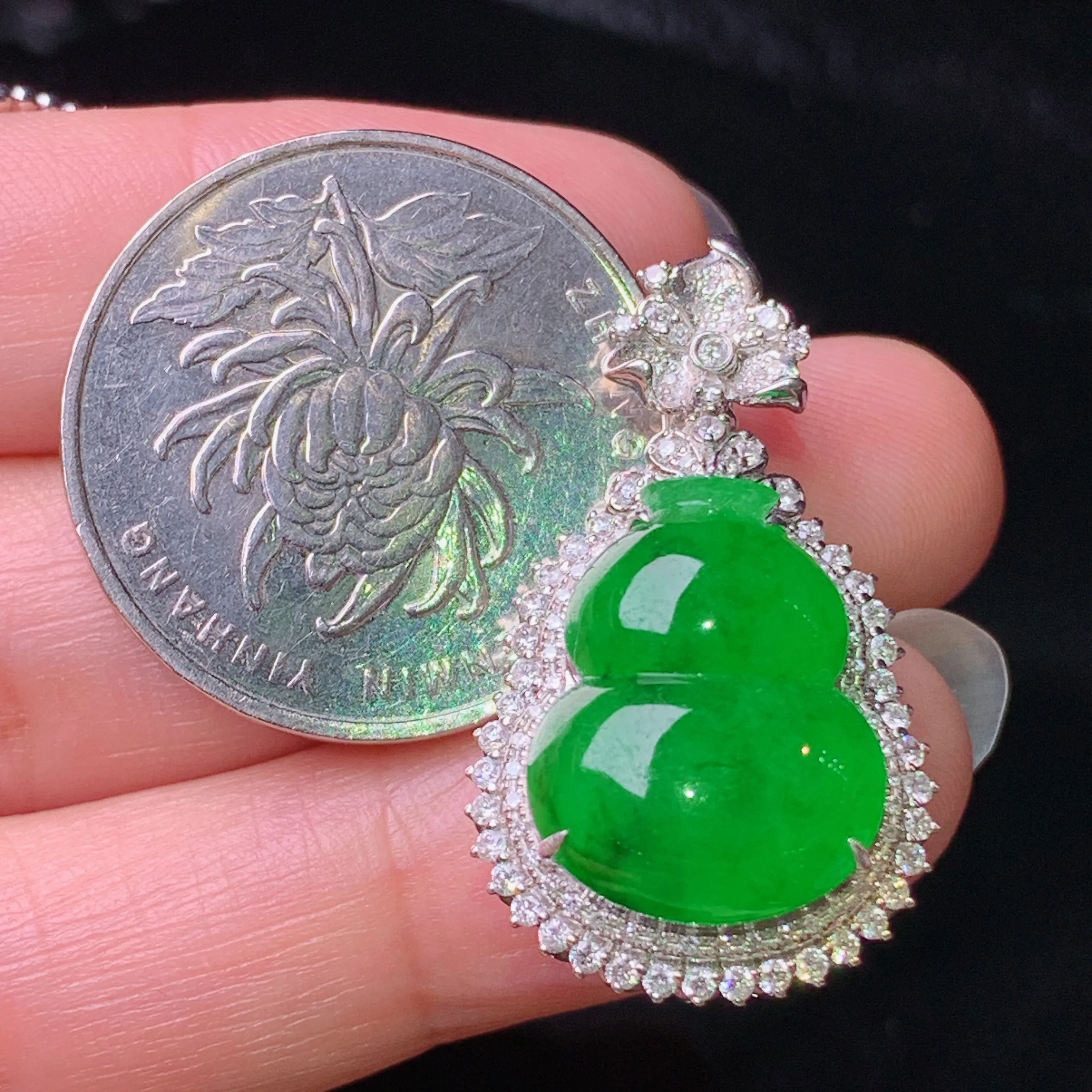 18k金钻镶嵌满绿葫芦吊坠 玉质细腻 色泽清新艳丽 整体尺寸30.3*17.7*11.8