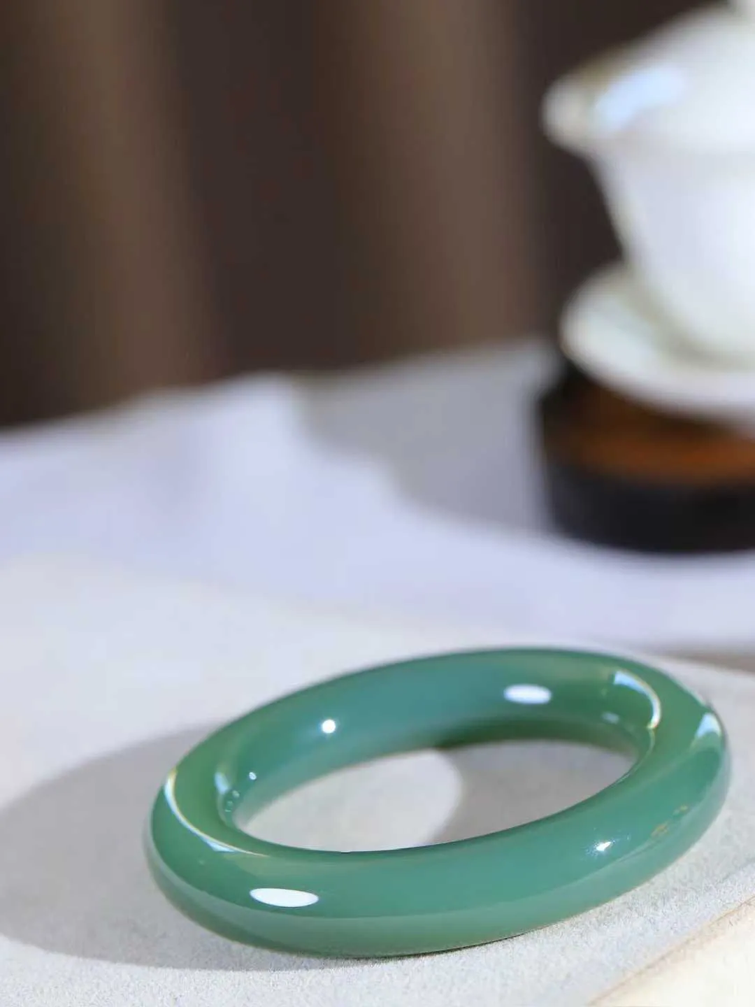 【碧波流转·手镯】

收藏级臻品️和田玉碧玉圆条手镯，玉质细腻温润，手感舒适，️线条流畅，简