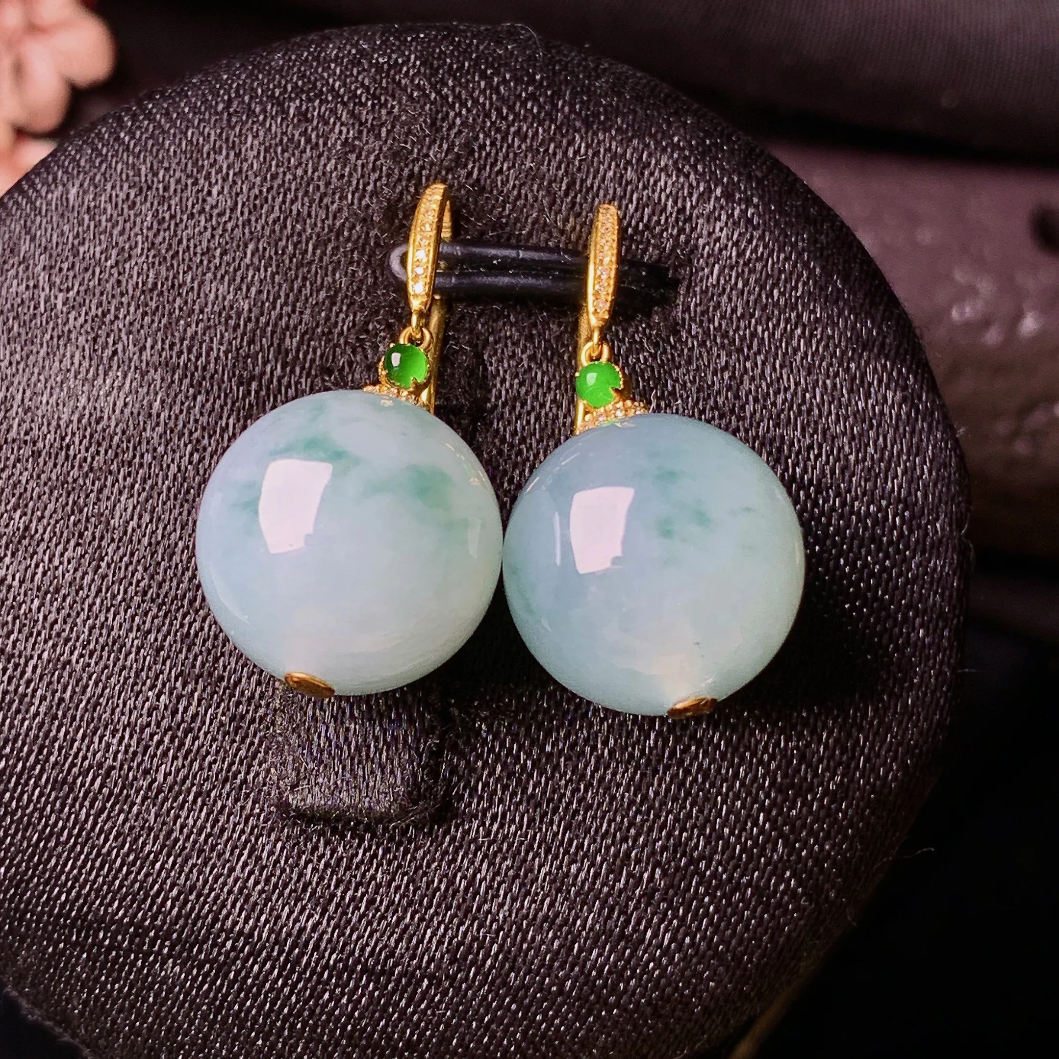 18k金镶嵌飘绿圆珠耳坠 玉质细腻 色泽清新艳丽 整体尺寸25*12.5