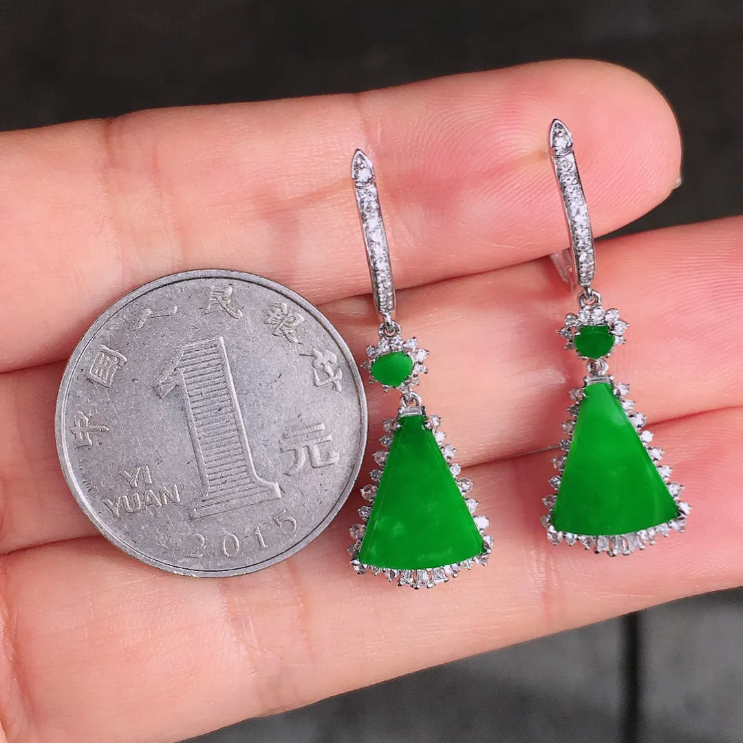 阳绿无事牌耳坠，色泽均匀艳丽，玉质细腻，荧光感超
强，饱满圆润，尽显优雅气质，18k
金豪华镶嵌