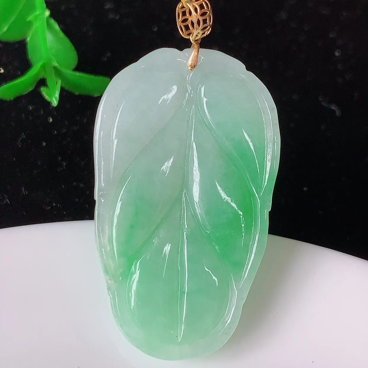 18K金镶嵌飘绿翡翠叶子吊坠 ，种水足，色泽清新，工艺精湛，叶子寓意美好；金枝玉叶，事业有成。#35