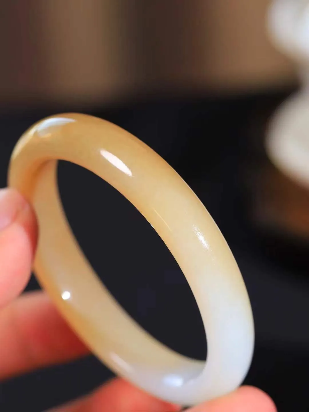 【贵妃镯.玉腕清响】    

精品和田玉糖白玉贵妃镯，玉质温润细腻 油性十足 相传杨贵妃十分喜爱椭圆形态手镯，后人称其为贵妃镯。因其形与人手腕形相吻合，佩戴更服帖，别具妩媚风格。
重38克   内径53-46.5mm尺寸11.5-7.3mm   fDL-101101916