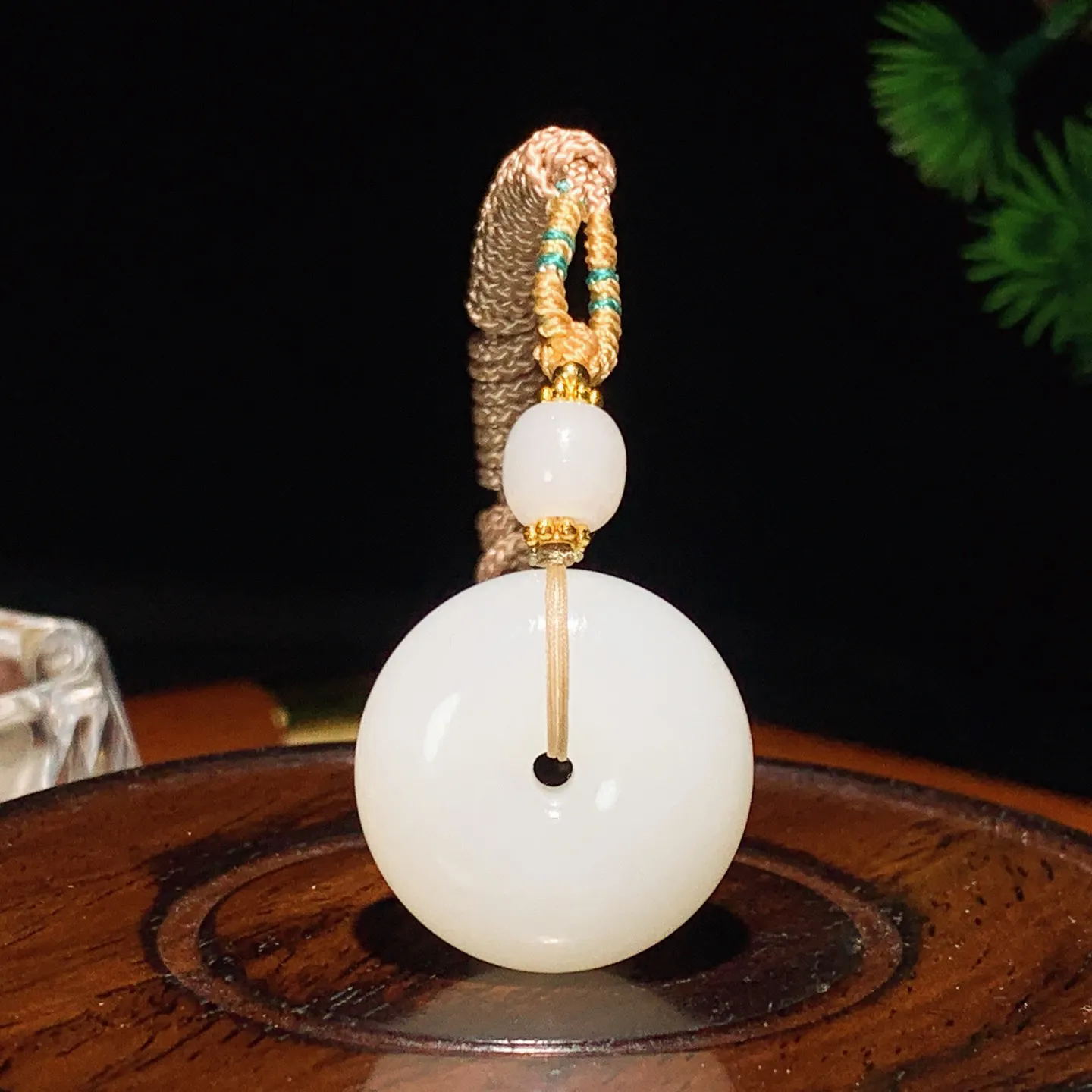 新疆和田玉羊脂白平安扣挂件。尺寸24/12重14.3克。玉质细腻油润。手推出油。佩戴高端典雅。lt251118