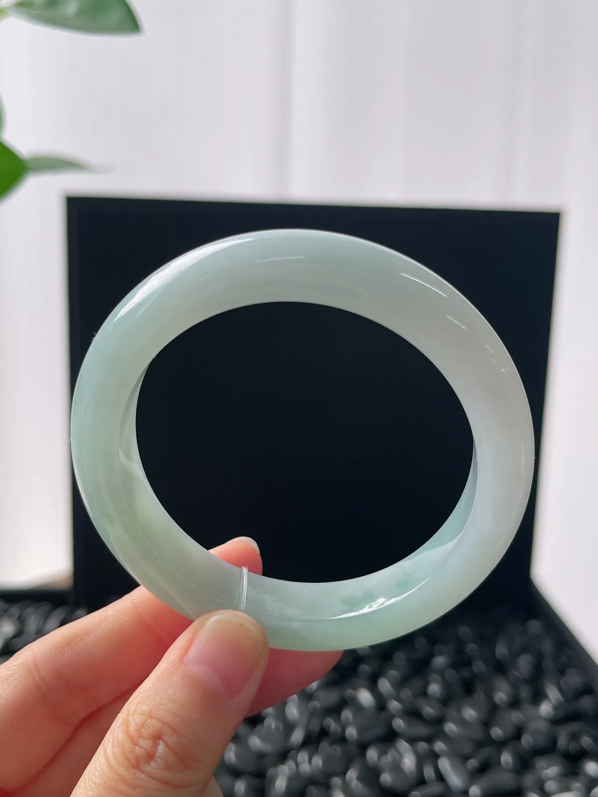 正圈55圈口，翡翠冰糯种胶润淡绿色手镯