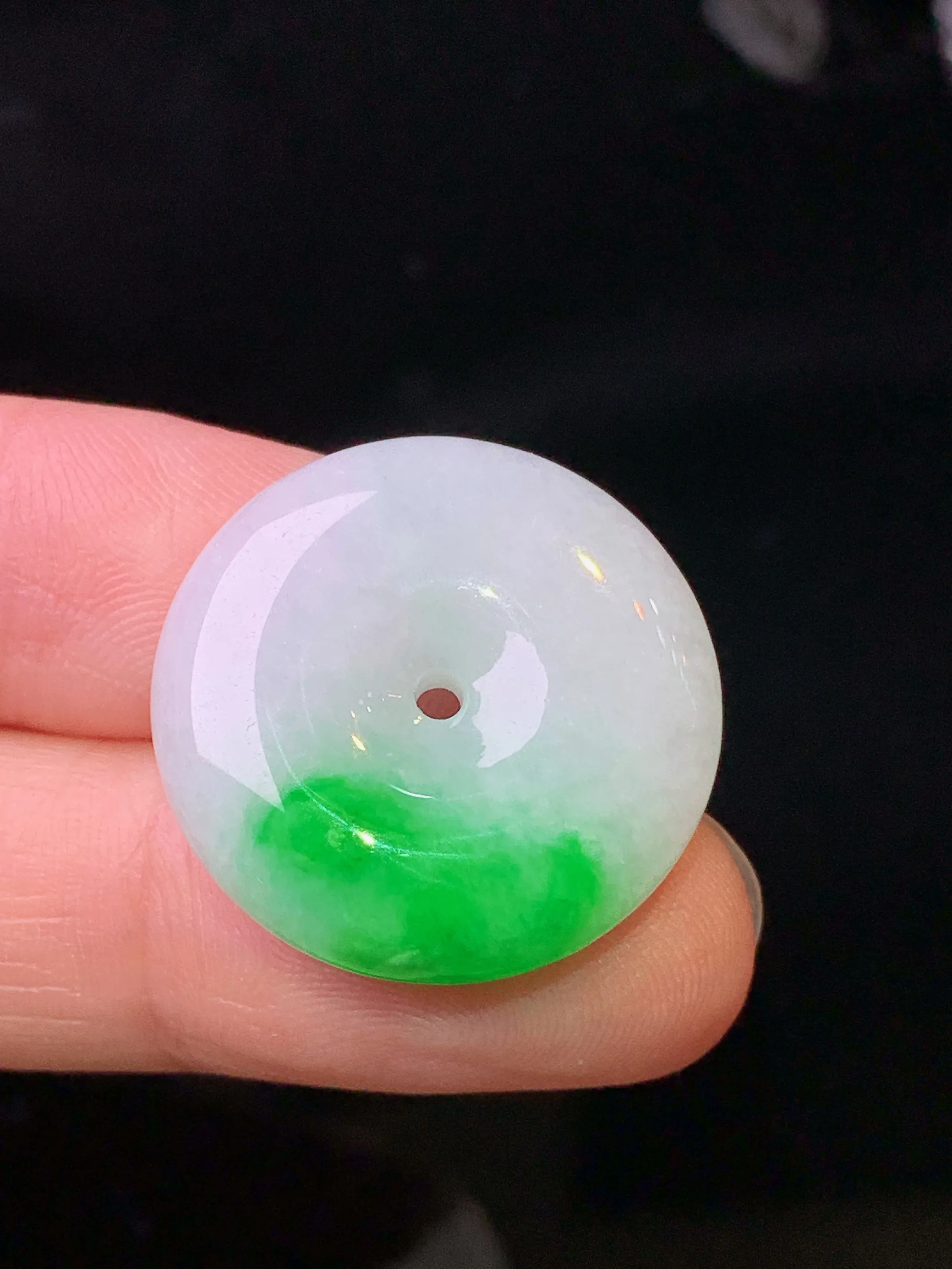 飘绿平安扣吊坠 玉质细腻 色泽清新艳丽 整体尺寸22.8*5.8