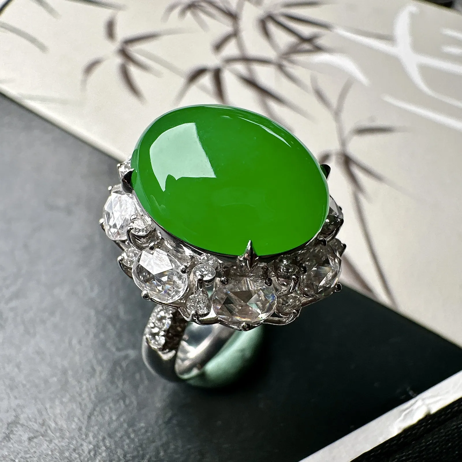 【冰种满绿蛋面戒指】质地细腻，通透闪亮，光泽耀眼，18k古法金钻镶嵌，裸石尺寸15.5*13.1*6.2毫米
