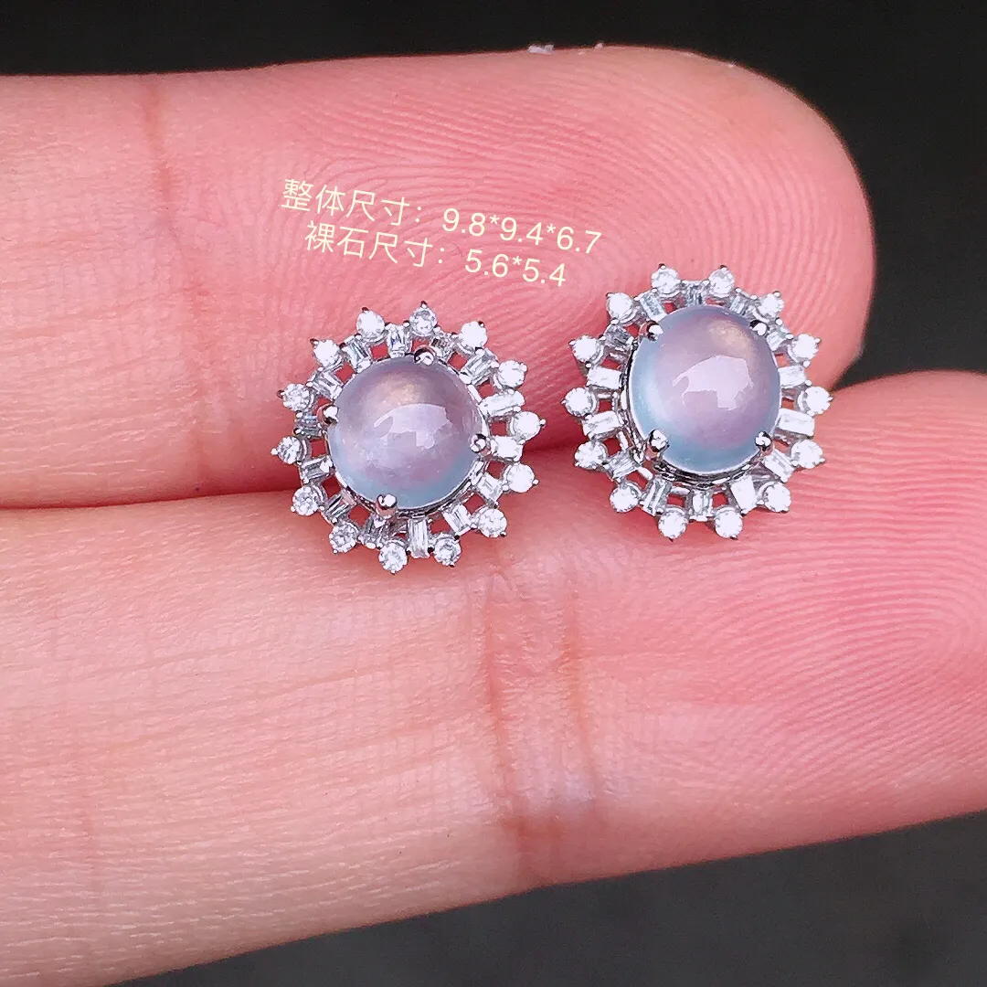 玻璃种蛋面耳钉，玉质细腻，荧光感超
强，饱满圆润，尽显优雅气质，18k
金豪华镶嵌