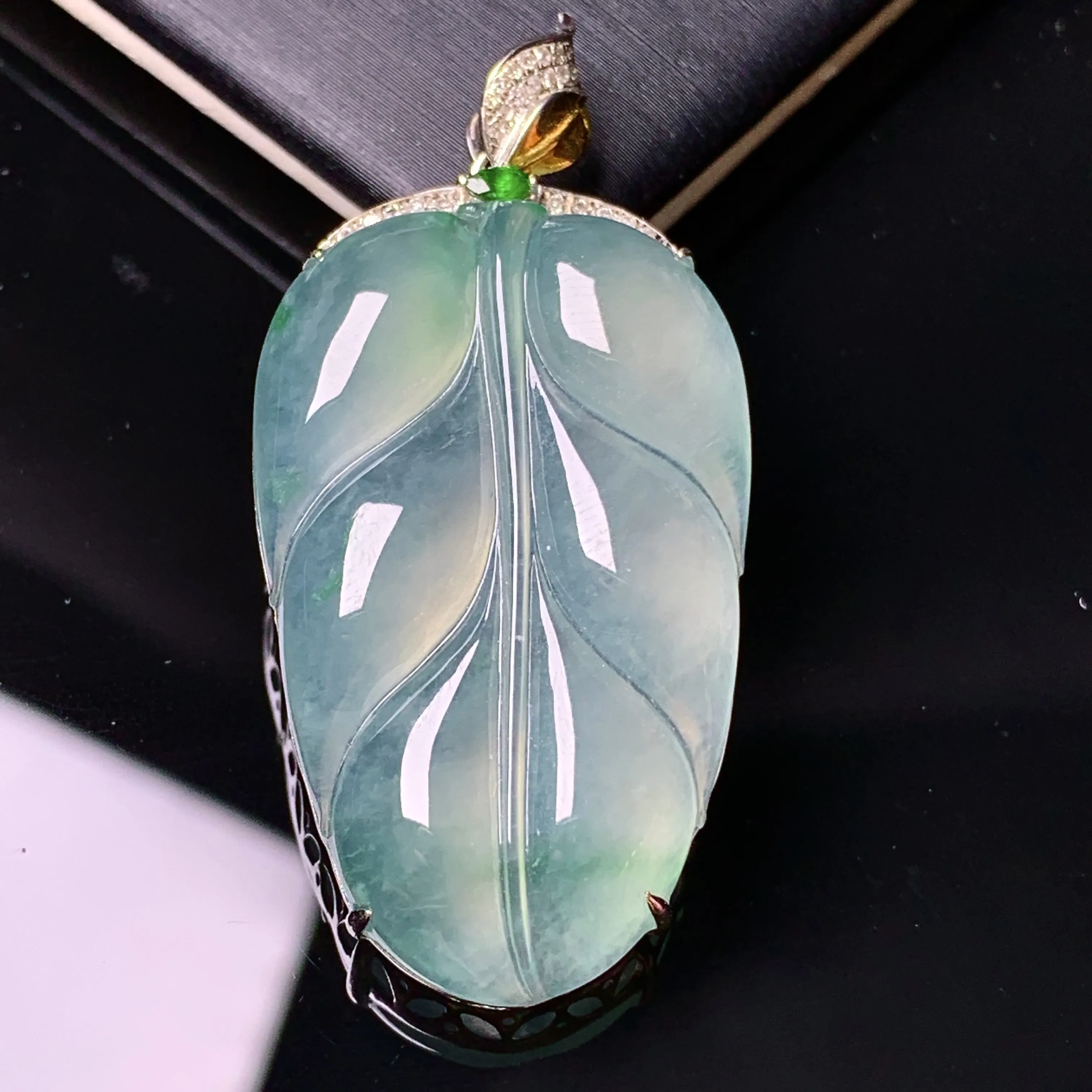 18k金镶嵌冰种树叶吊坠 玉质细腻 色泽清新艳丽 整体尺寸45.2*21.5*7.6