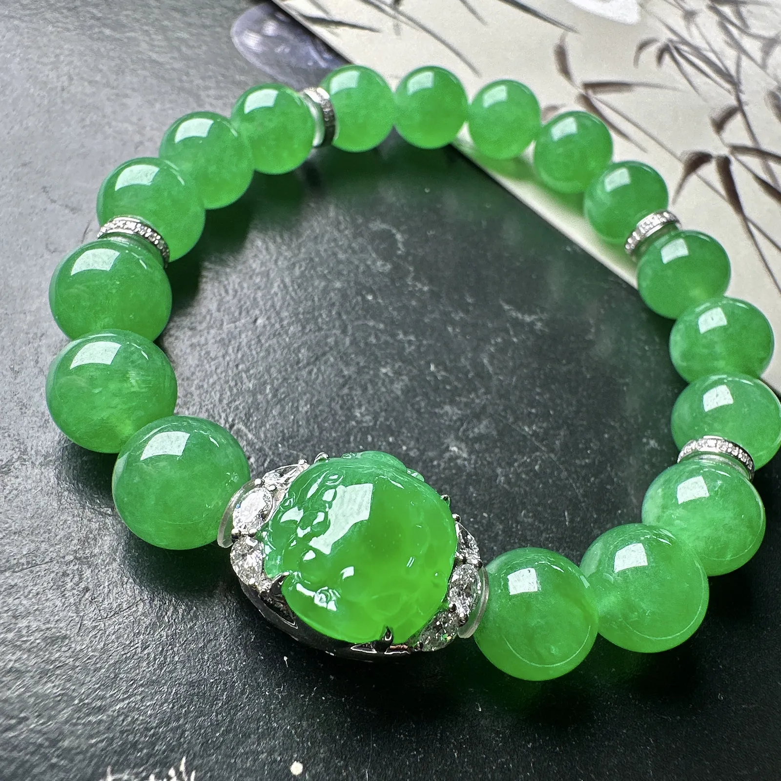 【冰种满绿圆珠手串】18k金钻镶嵌貔貅搭配手串，9.3圆珠，冰感十足，通透闪亮，颜色很艳丽，收藏品质，推荐入手