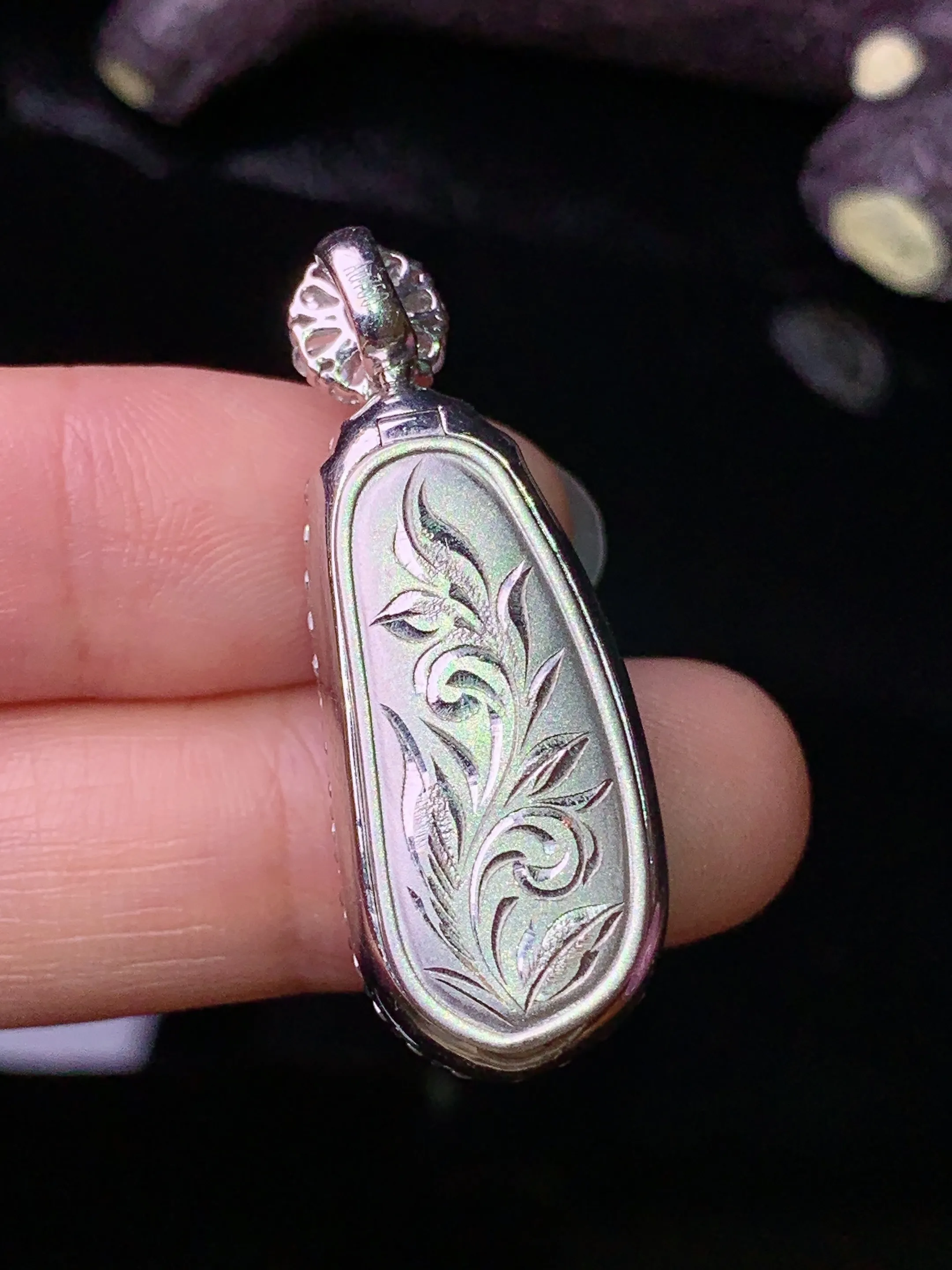 18k金钻镶嵌满绿四季豆吊坠 玉质细腻 色泽清新艳丽 整体尺寸35.6*13.5*11