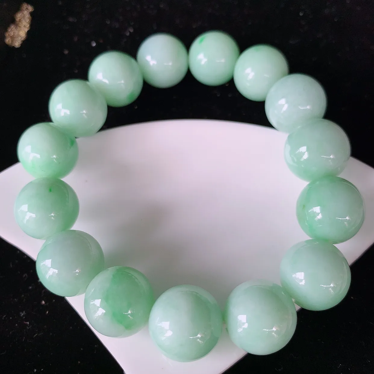 自然光实拍，冰润飘绿翡翠手串，种老水足，冰清玉润  颜色漂亮  #001.1取一尺寸13.5mm