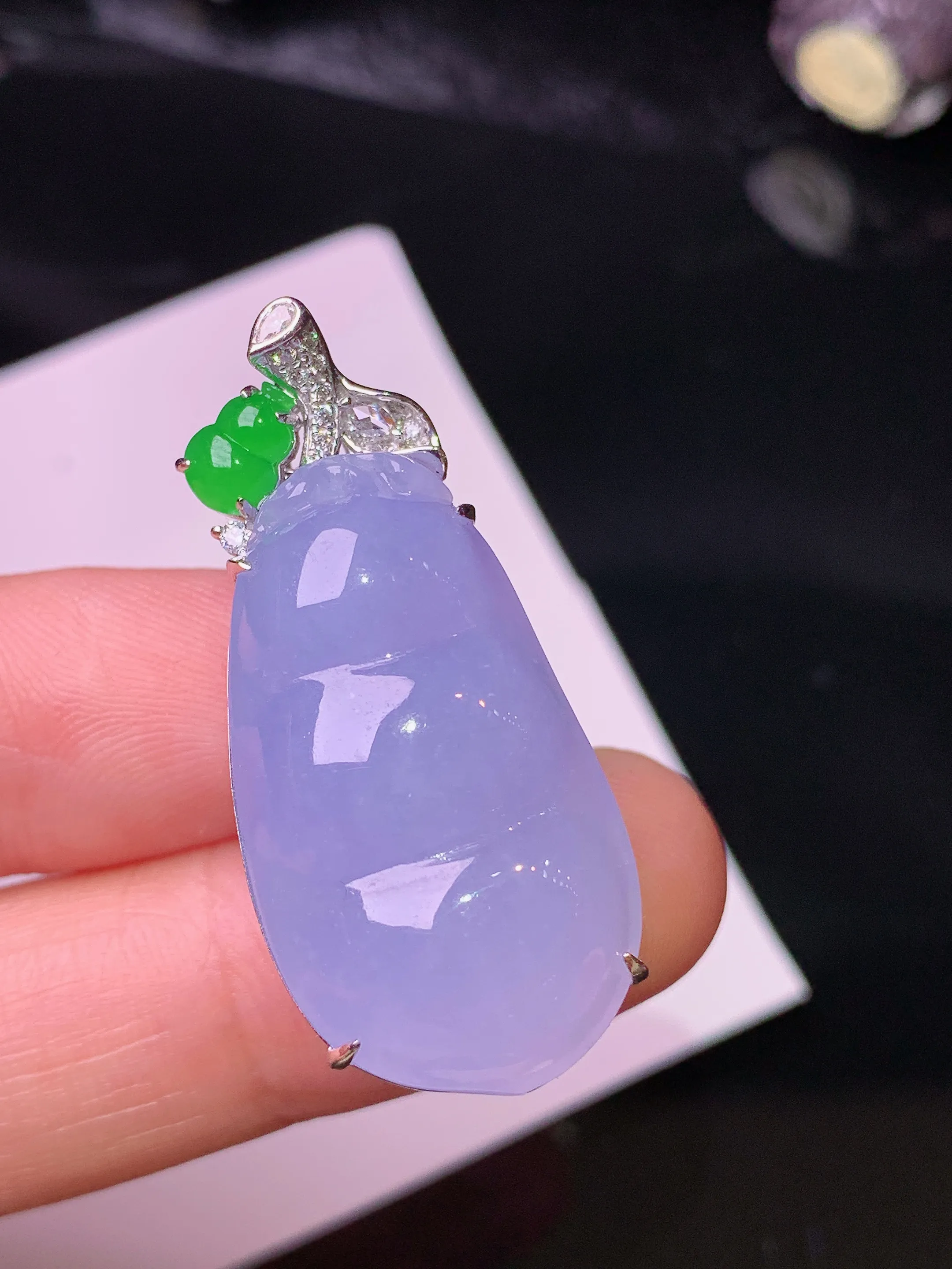 18k金钻镶嵌紫罗兰四季豆吊坠 玉质细腻 色泽清新艳丽 整体尺寸36*16.2*12.3