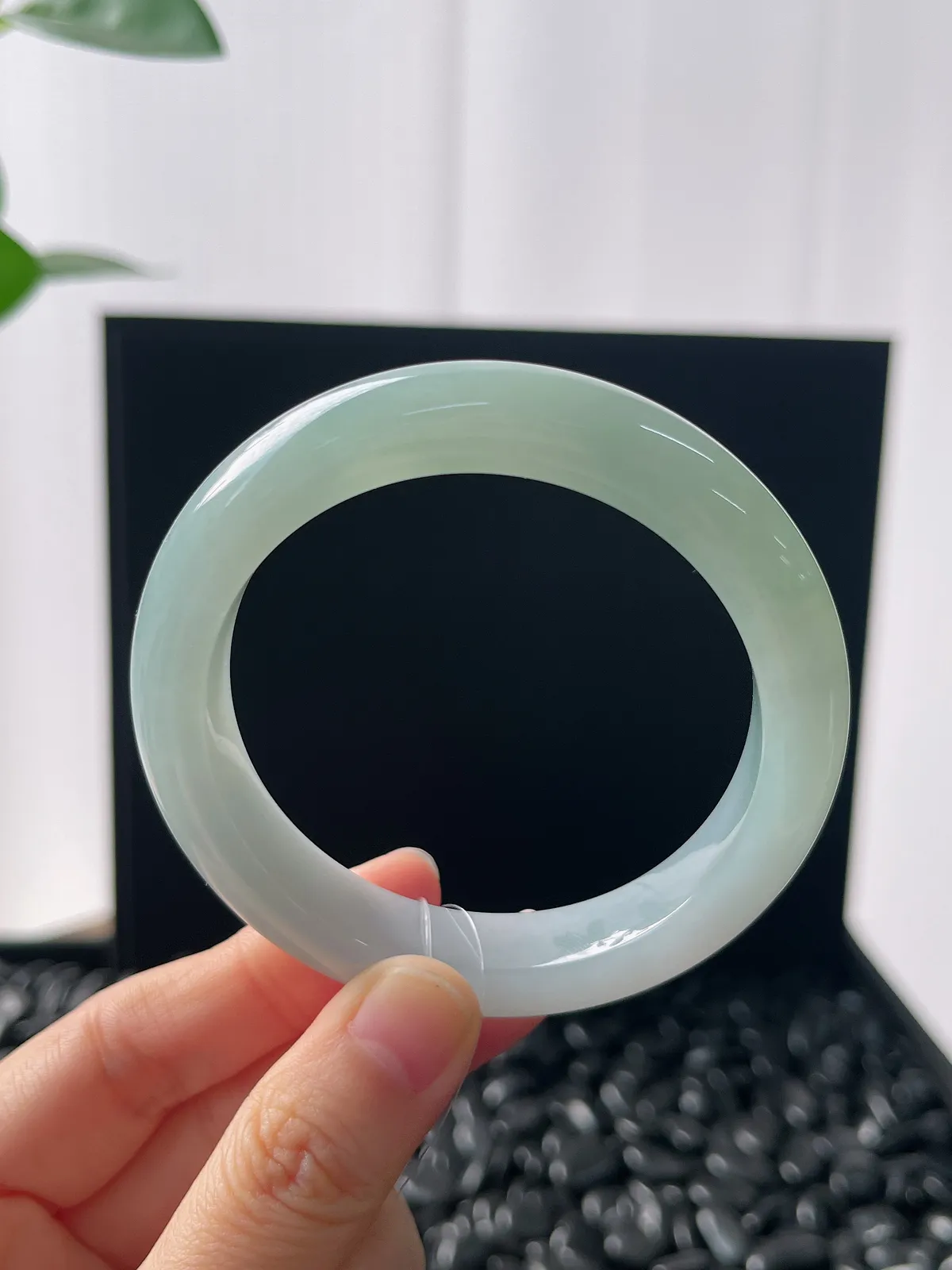 正圈55圈口，翡翠冰糯种胶润淡绿色手镯