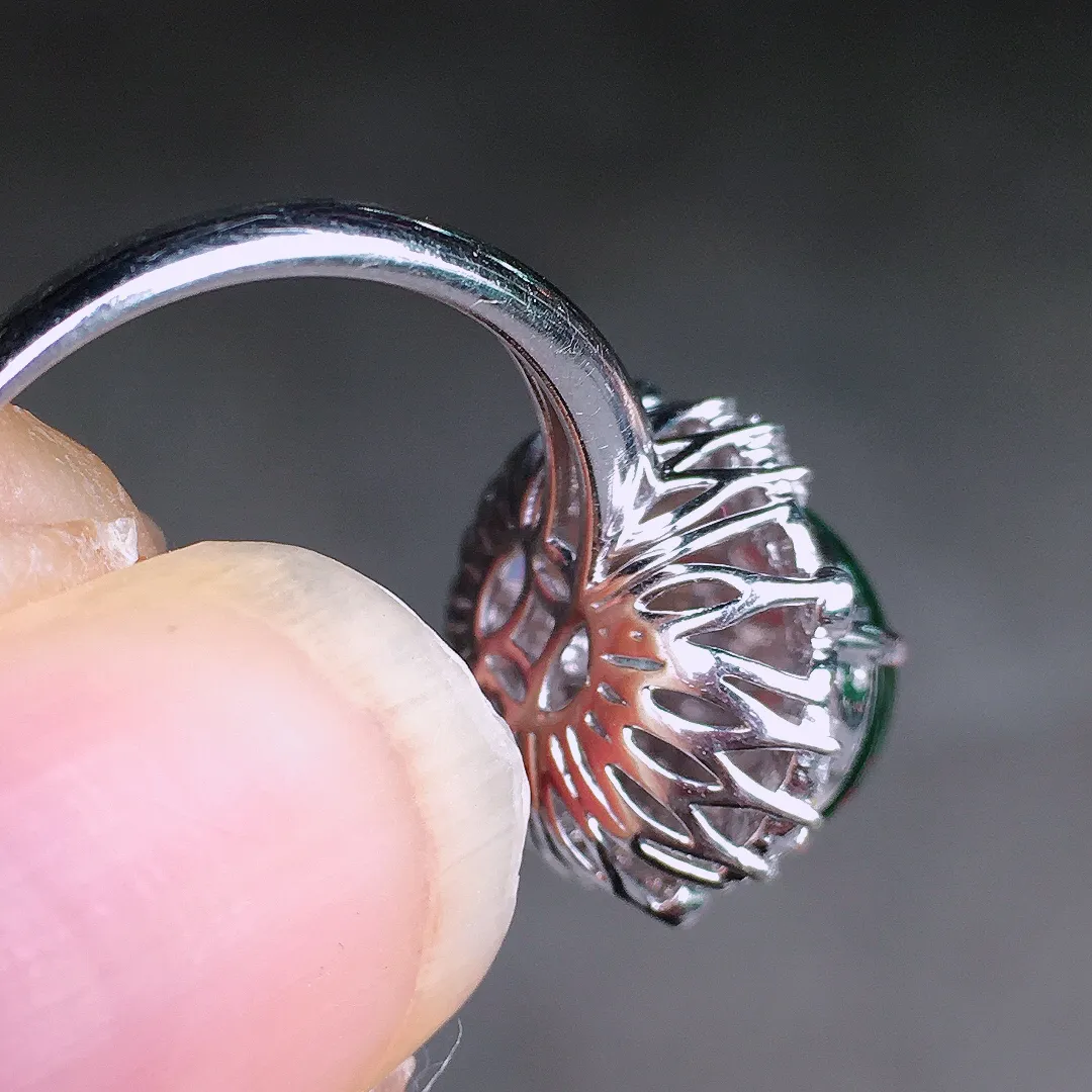 满绿蛋面戒指，色泽均匀浓郁，玉质细腻，荧光感超
强，饱满圆润，尽显优雅气质，18k
金豪华镶嵌