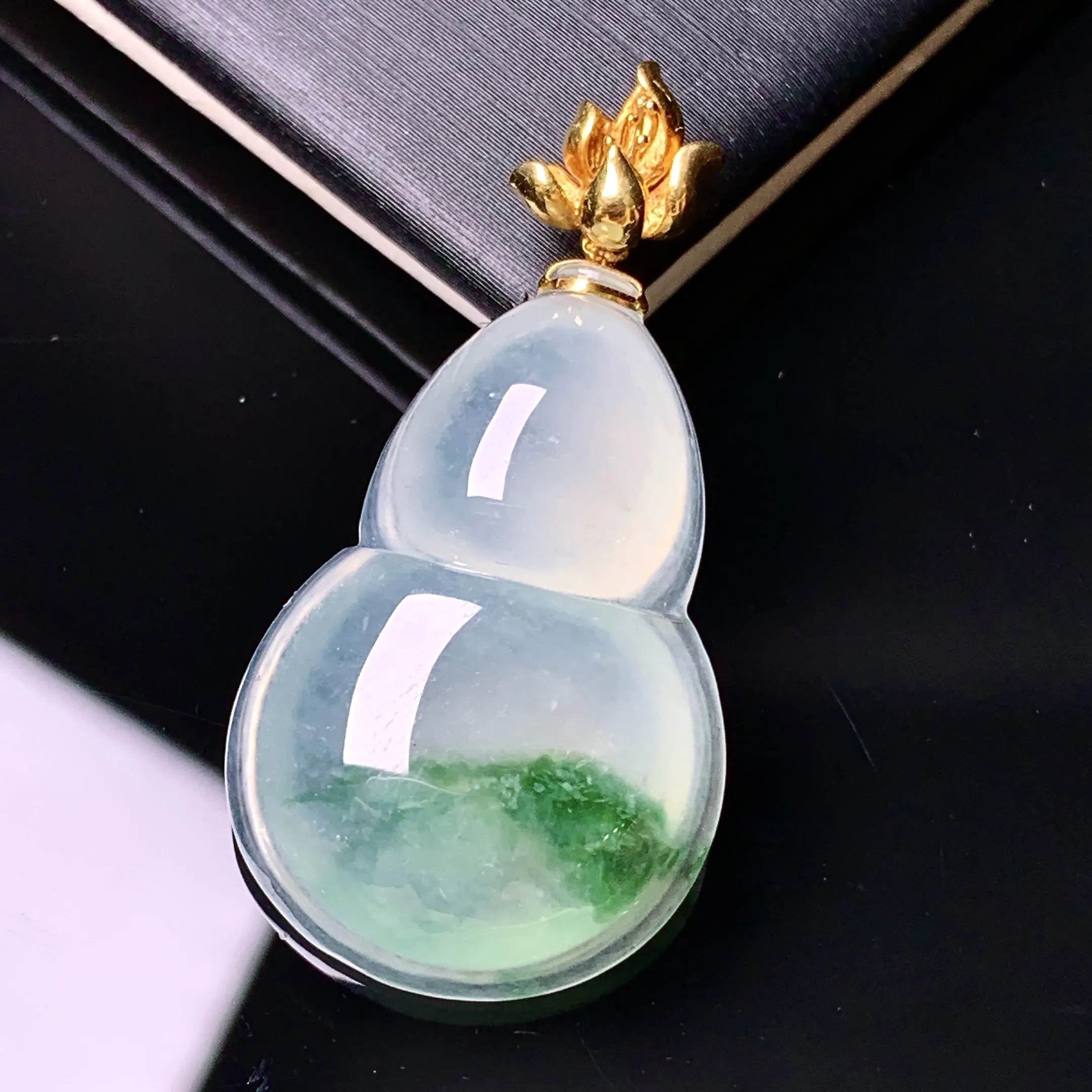 18k金镶嵌飘绿葫芦吊坠 玉质细腻 色泽清新艳丽 整体尺寸36.2*18.5*5.8