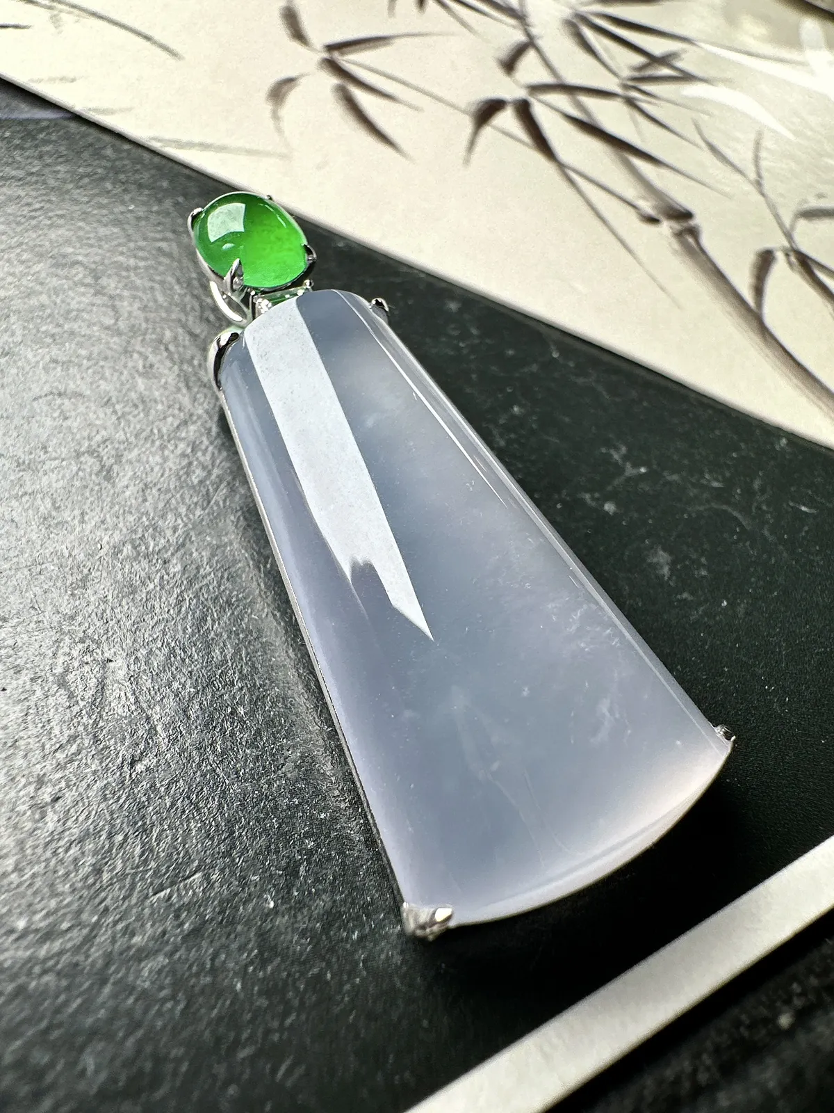 【冰种无事柱】精品，种水上乘，通透闪亮，晶莹剔透。18K金钻镶嵌，裸石尺寸33*17.6*6.3毫米