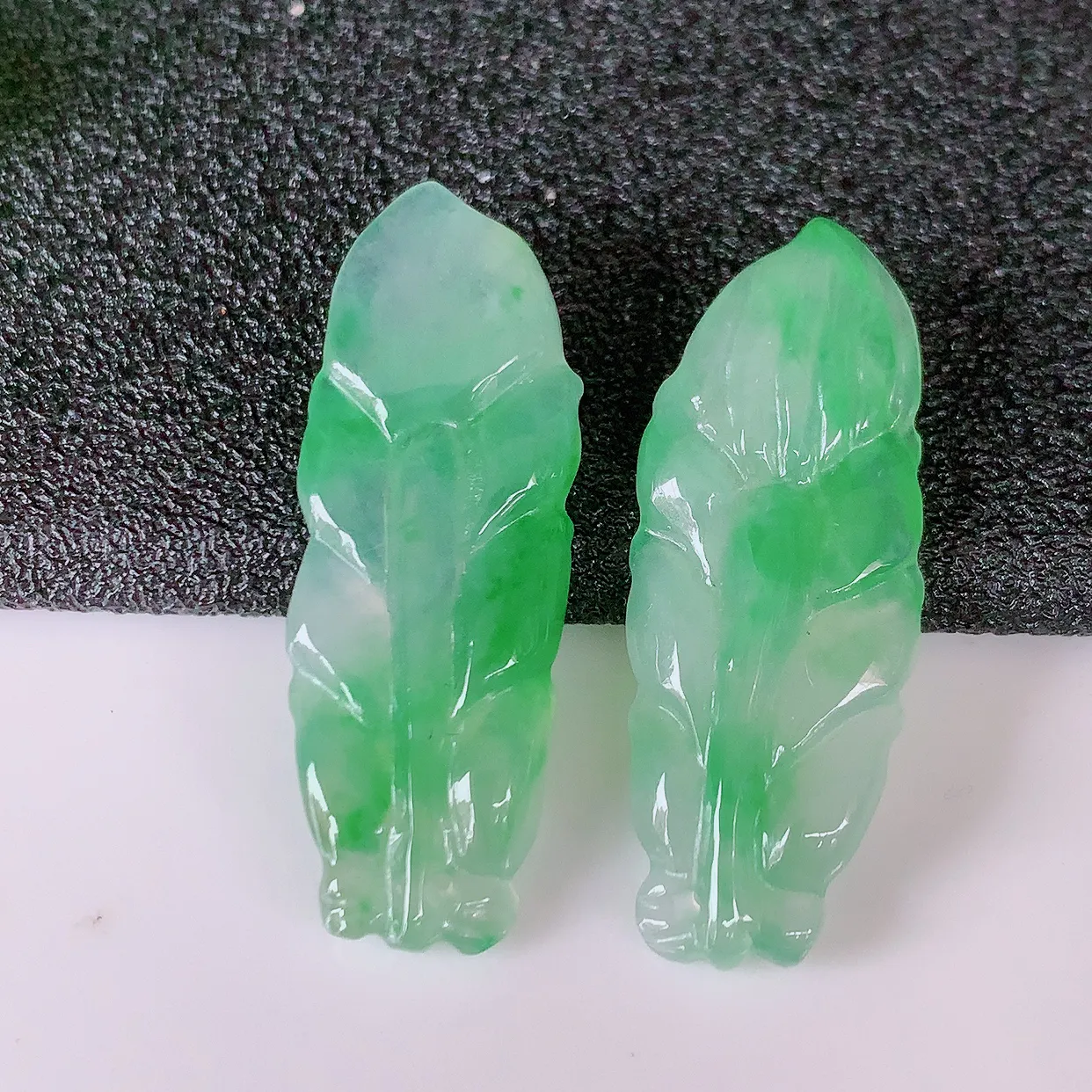 自然光实拍，冰种飘绿翡翠一对叶子耳坠，翠色灵动，玉质细腻，颜色漂亮，品相佳，佩戴佳品！配图银线 #01.17