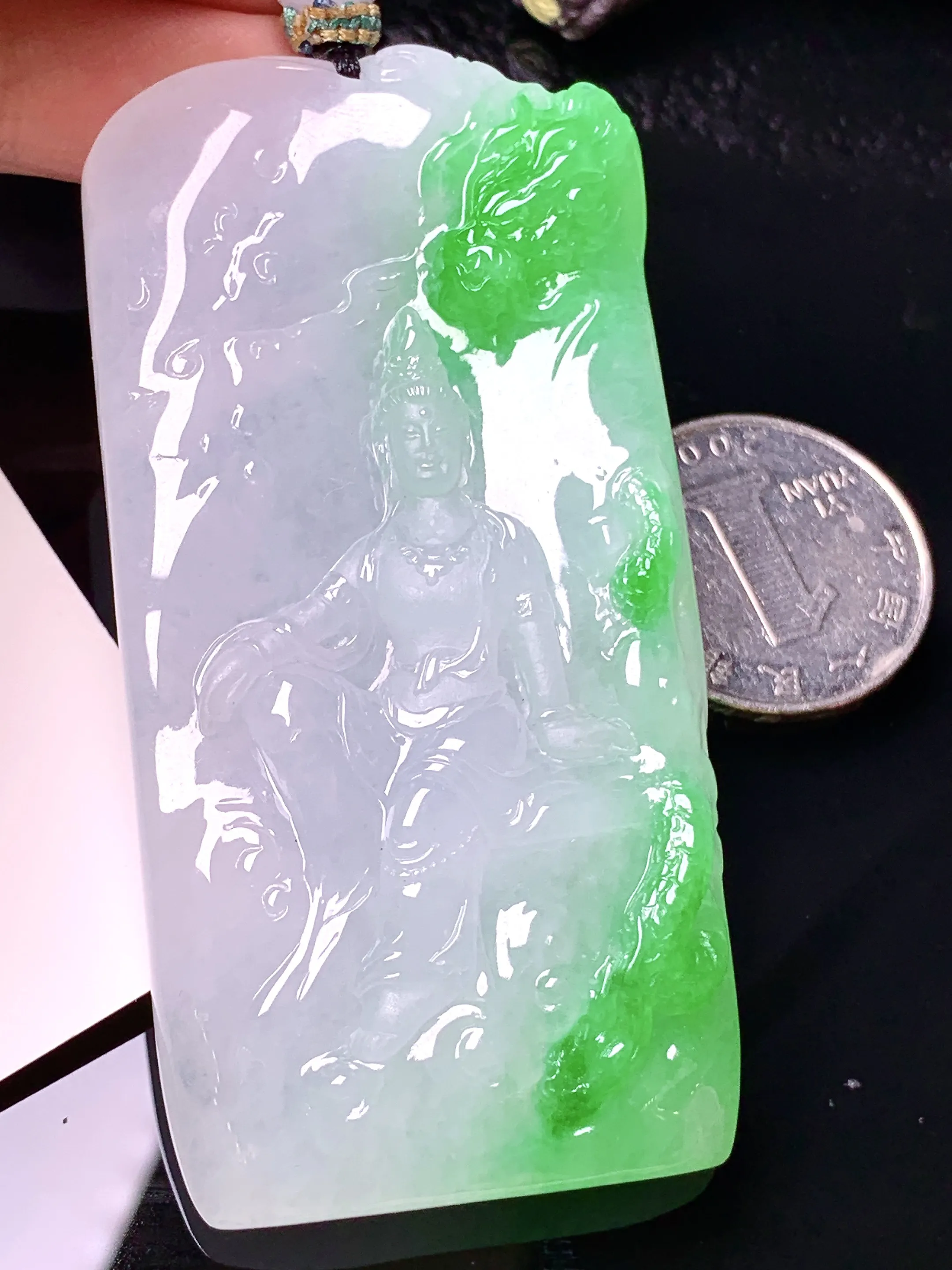 飘绿观音菩萨吊坠 玉质细腻 色泽清新艳丽 整体尺寸74.8*36.2*10.8