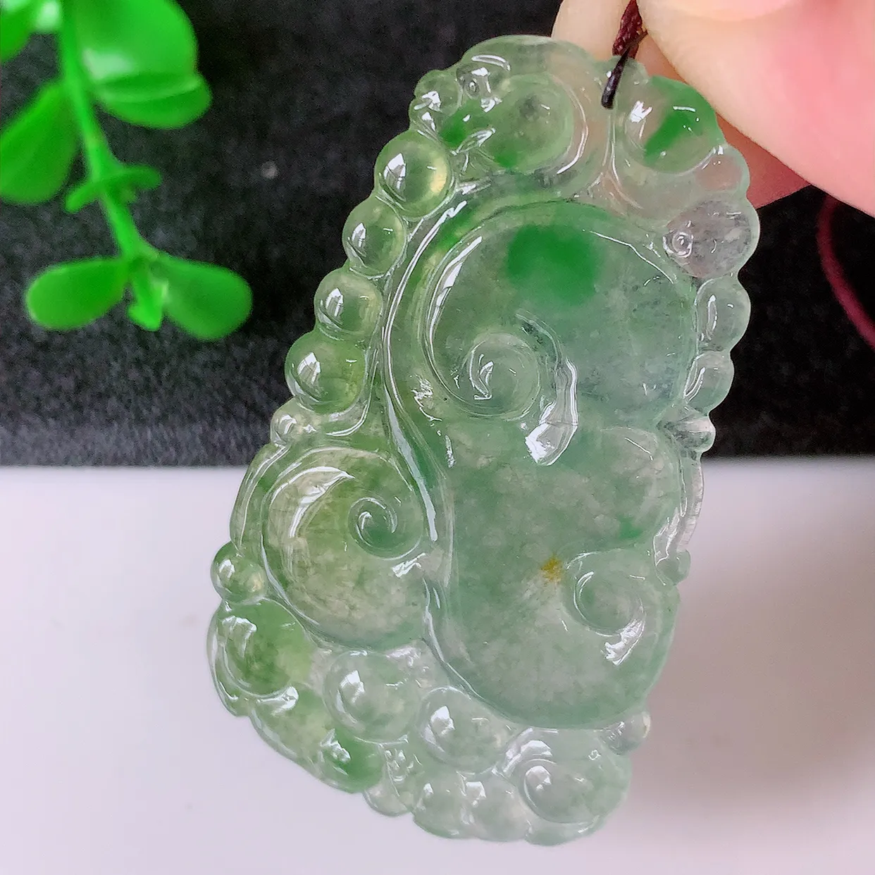 自然光实拍，冰种黄加绿翡翠如意吊坠，玉坠百搭又精致，寓意着吉祥，事事如意！#01.17