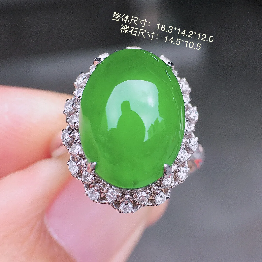 阳绿蛋面戒指，色泽均匀艳丽，玉质细腻，荧光感超
强，饱满圆润，尽显优雅气质，18k
金豪华镶嵌
