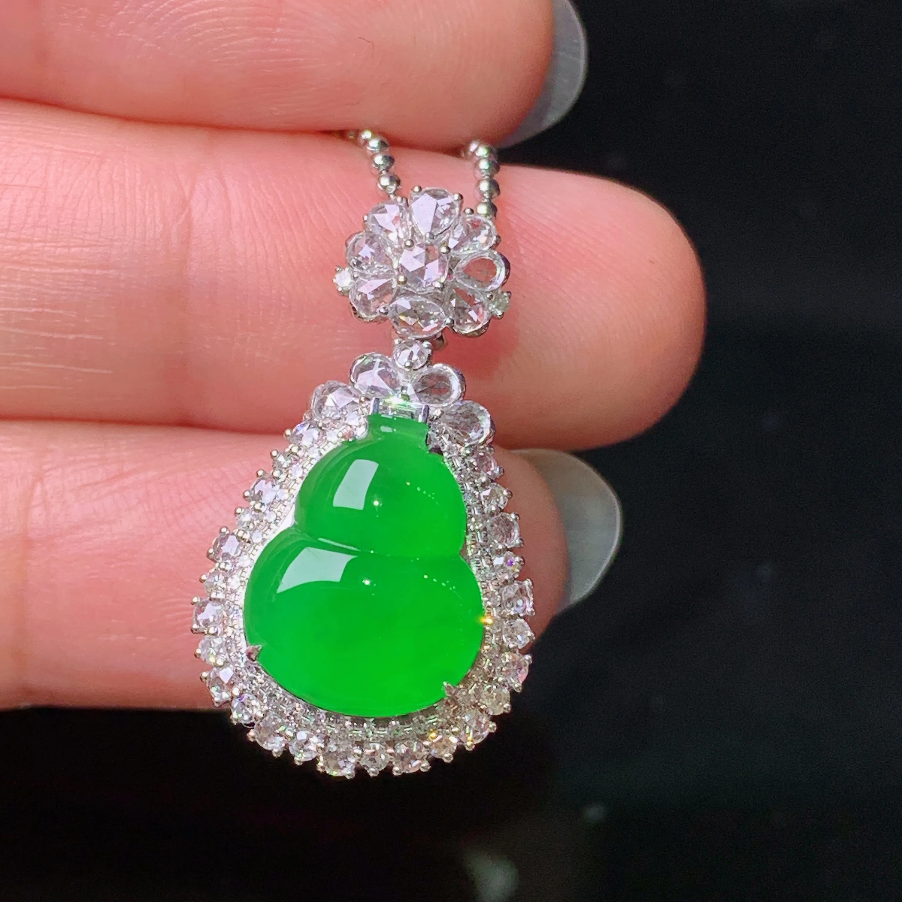 18k金钻镶嵌满绿葫芦吊坠 玉质细腻 色泽清新艳丽 整体尺寸25.7*14.3*10.3