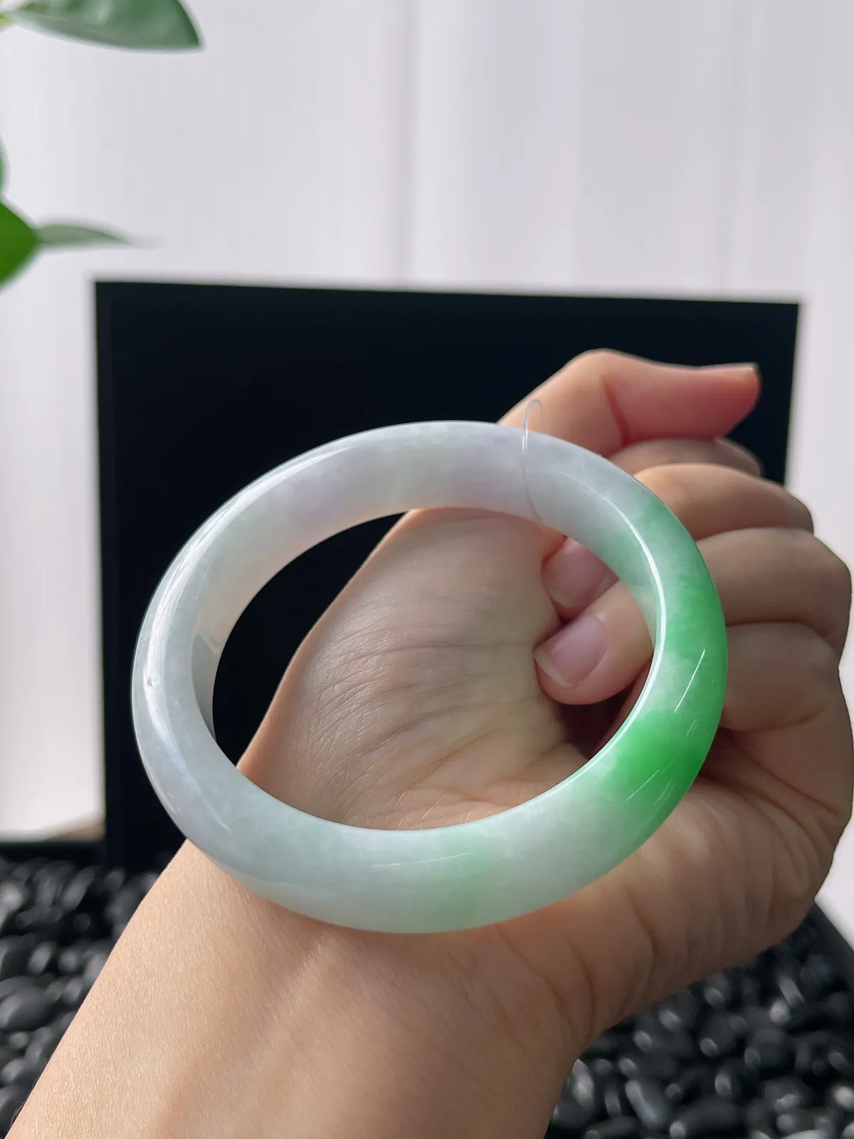 正圈54.5圈口，翡翠糯化种飘绿手镯