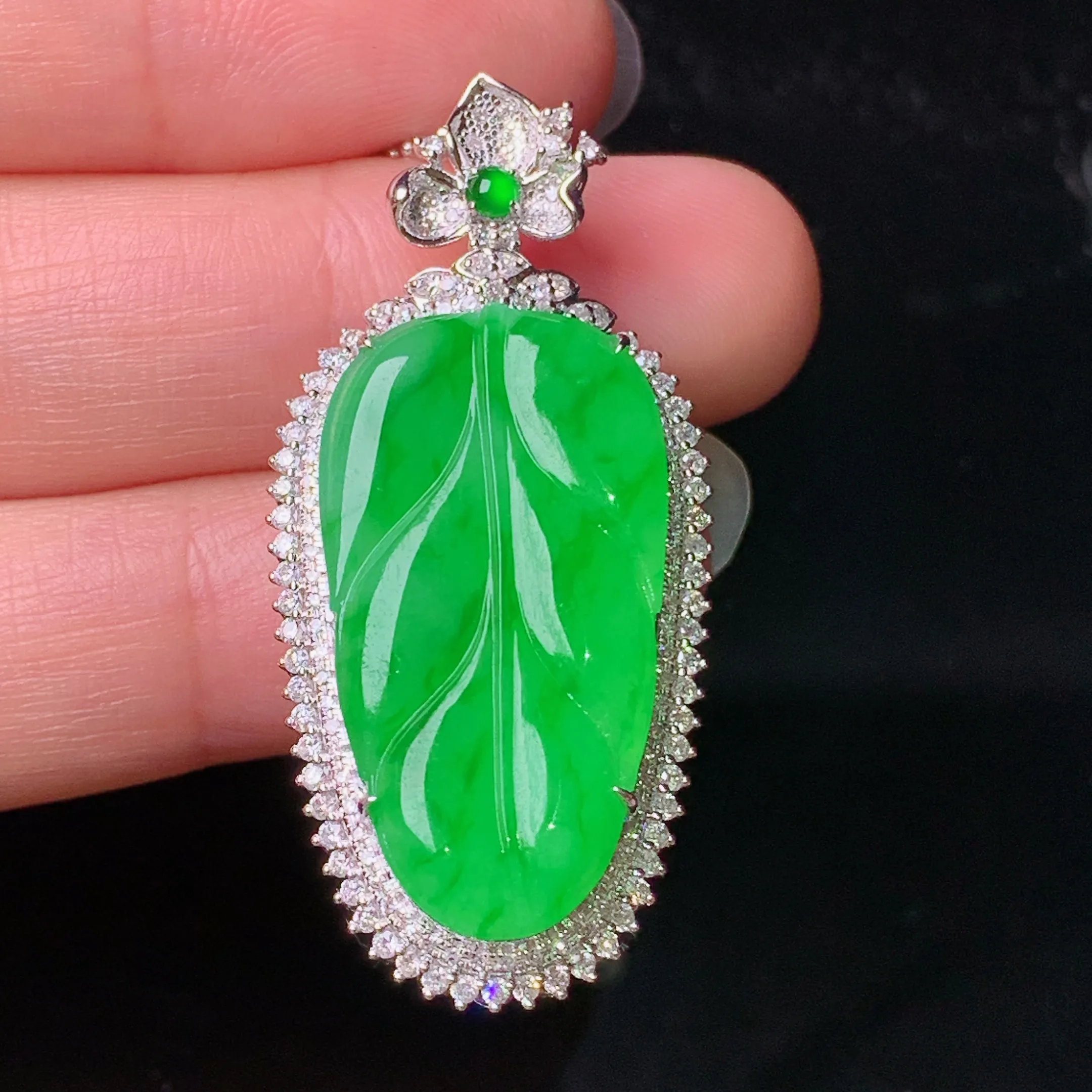 18k金钻镶嵌翠绿树叶吊坠 玉质细腻 色泽清新艳丽 整体尺寸41.3*19.5*9.7