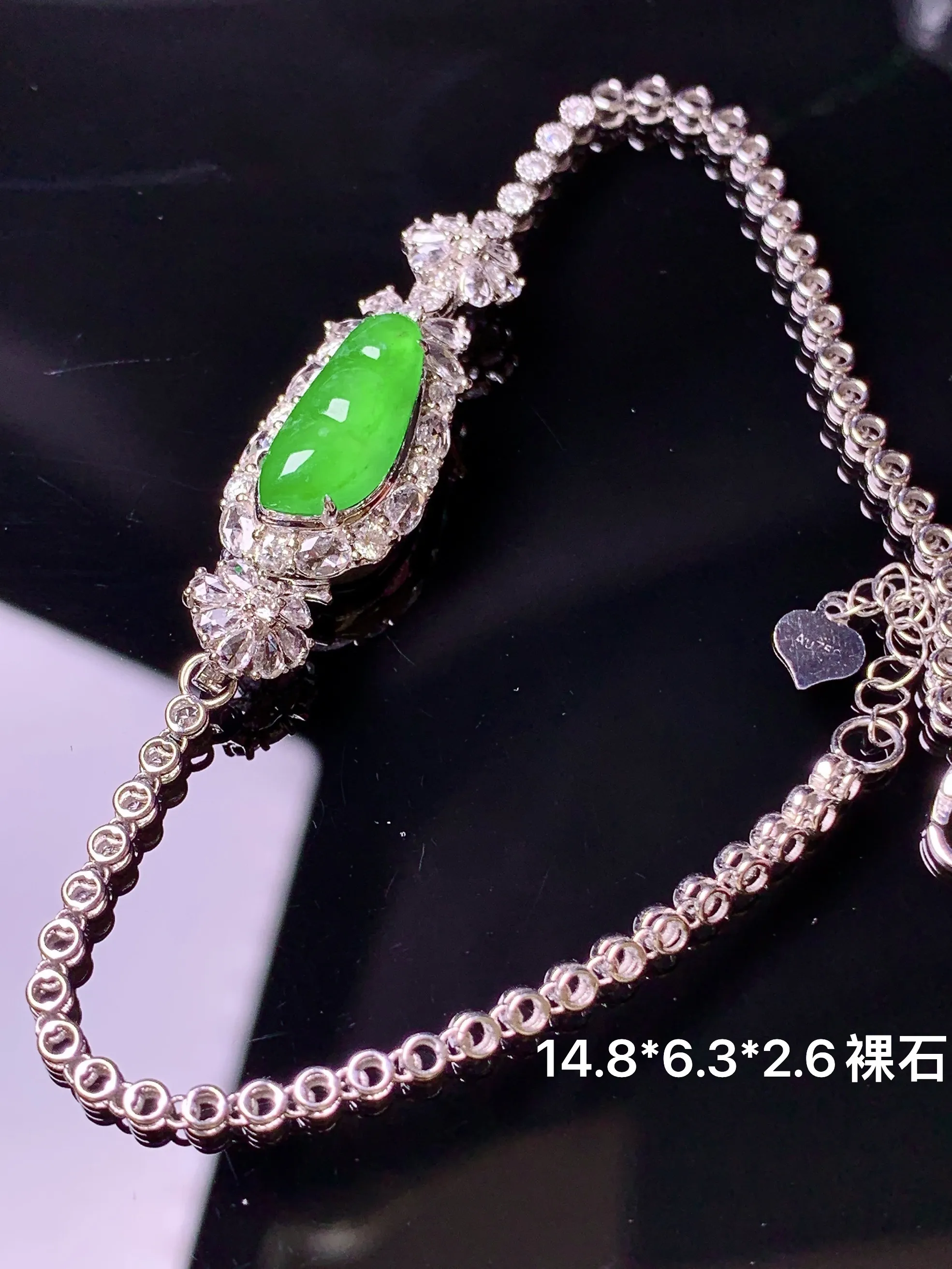 18k金钻镶嵌满绿四季豆手链吊坠两用款 玉质细腻 色泽清新艳丽 裸石尺寸14.8*6.3*2.6