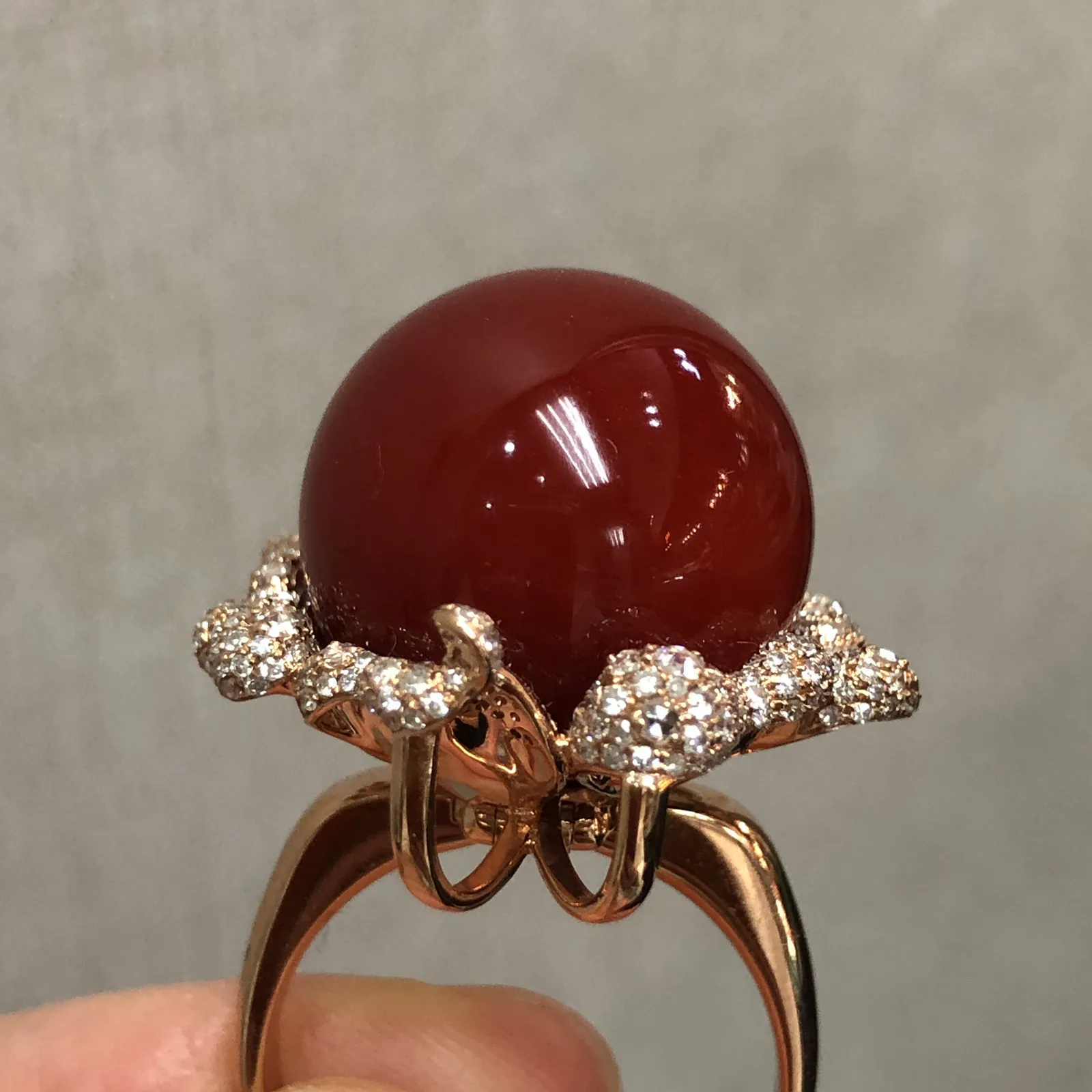 【天然日本阿卡牛血红珊瑚17.3mm豪华大圆珠戒指吊坠两用款】️遇不可求！豪华款！戒指吊坠两用款！天然无添加无优化，日本产地，阿卡材料，牛血红颜色，18K真金钻石满钻两用款豪华镶嵌！裸石尺寸17.3*17.3*17.3mm，整体尺寸24.6*24.3*20.2mm，重量为17.59克。圈口直径为18.2，圈口号为16.5，玻璃光泽强，具有收藏价值！