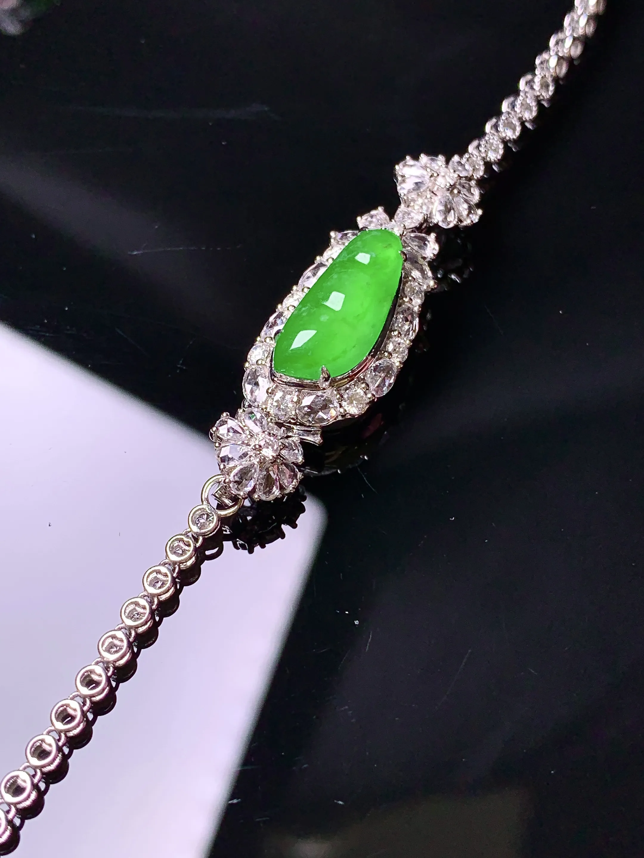 18k金钻镶嵌满绿四季豆手链吊坠两用款 玉质细腻 色泽清新艳丽 裸石尺寸14.8*6.3*2.6