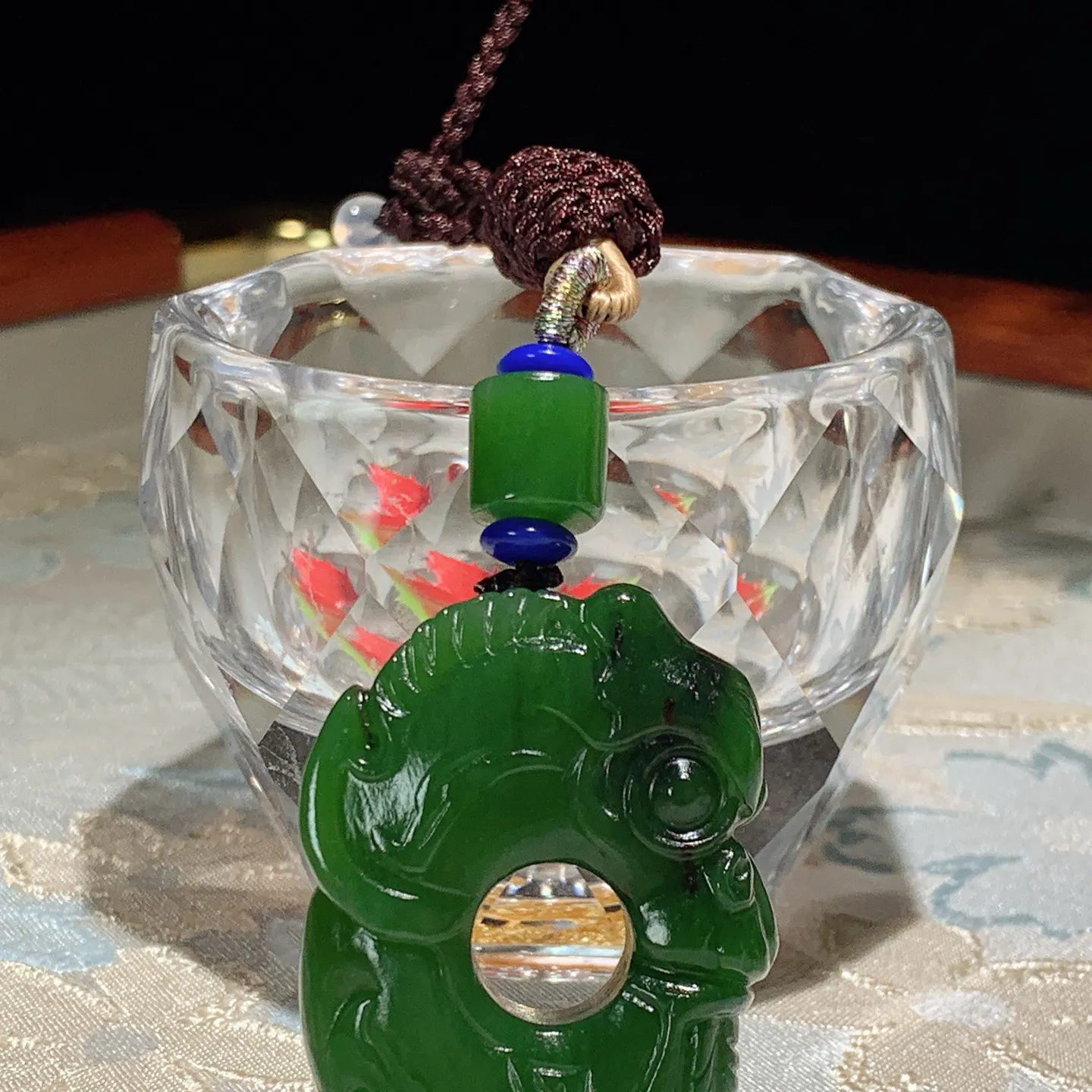 和田玉阳绿红皮料俄罗斯碧玉玉猪龙挂件。尺寸42/30/12重29.5克。玉质细腻油润。手推出油。佩戴高端典雅。lt251118