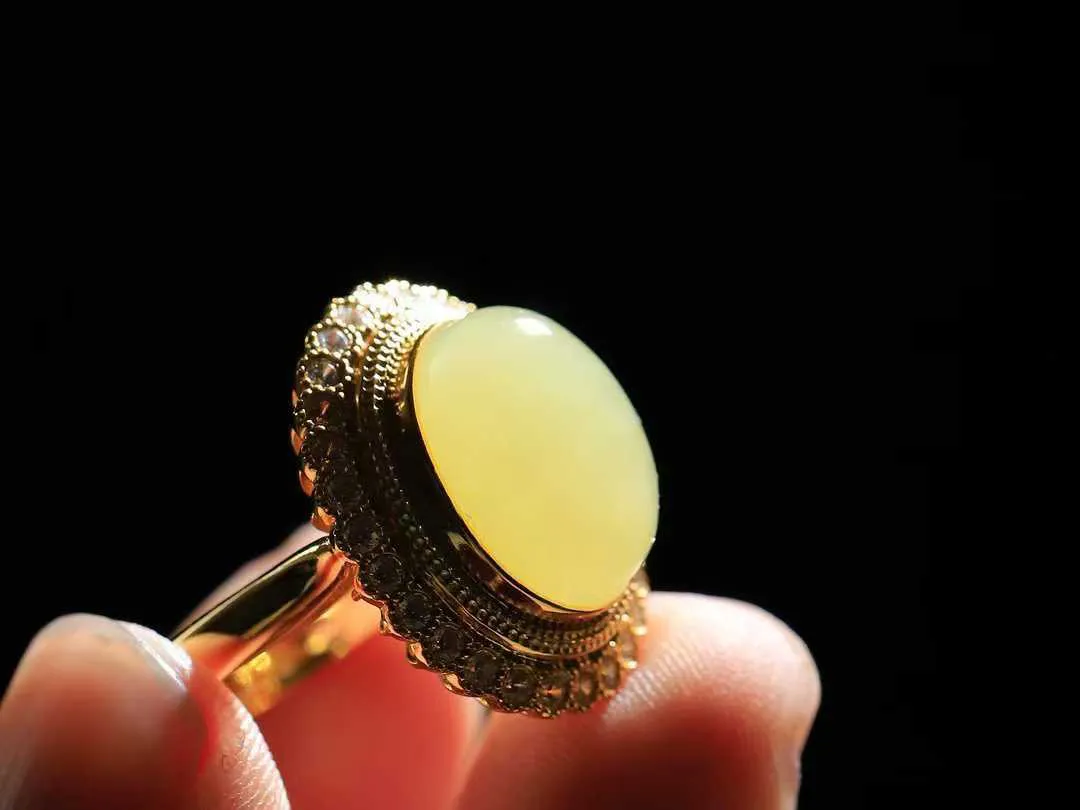 一套【925银.套装】

精品和田玉黄口戒指 吊坠套装，925银精工镶嵌，器形圆润饱满，玉质温润细腻，做工精细圆滑，饱满精致，器形优雅，寓意平安无事，如意顺心。吊坠重7.3克 吊坠尺寸19-14mm  戒指重5.7克 戒指内径16.6mm  戒指尺寸14.4-11.3mmFDT-331121933