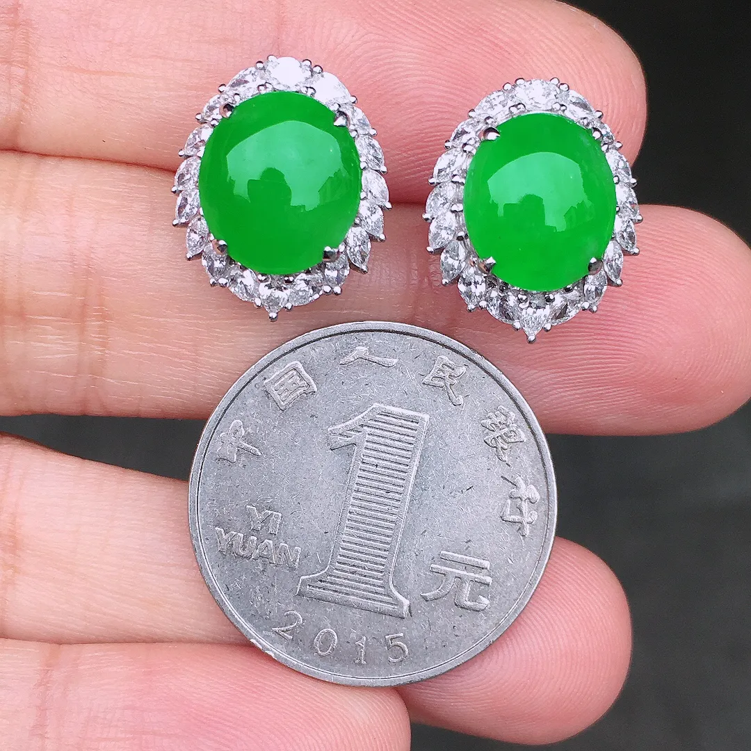 阳绿蛋面耳钉，色泽均匀艳丽，玉质细腻，荧光感超
强，饱满圆润，尽显优雅气质，18k
金豪华镶嵌