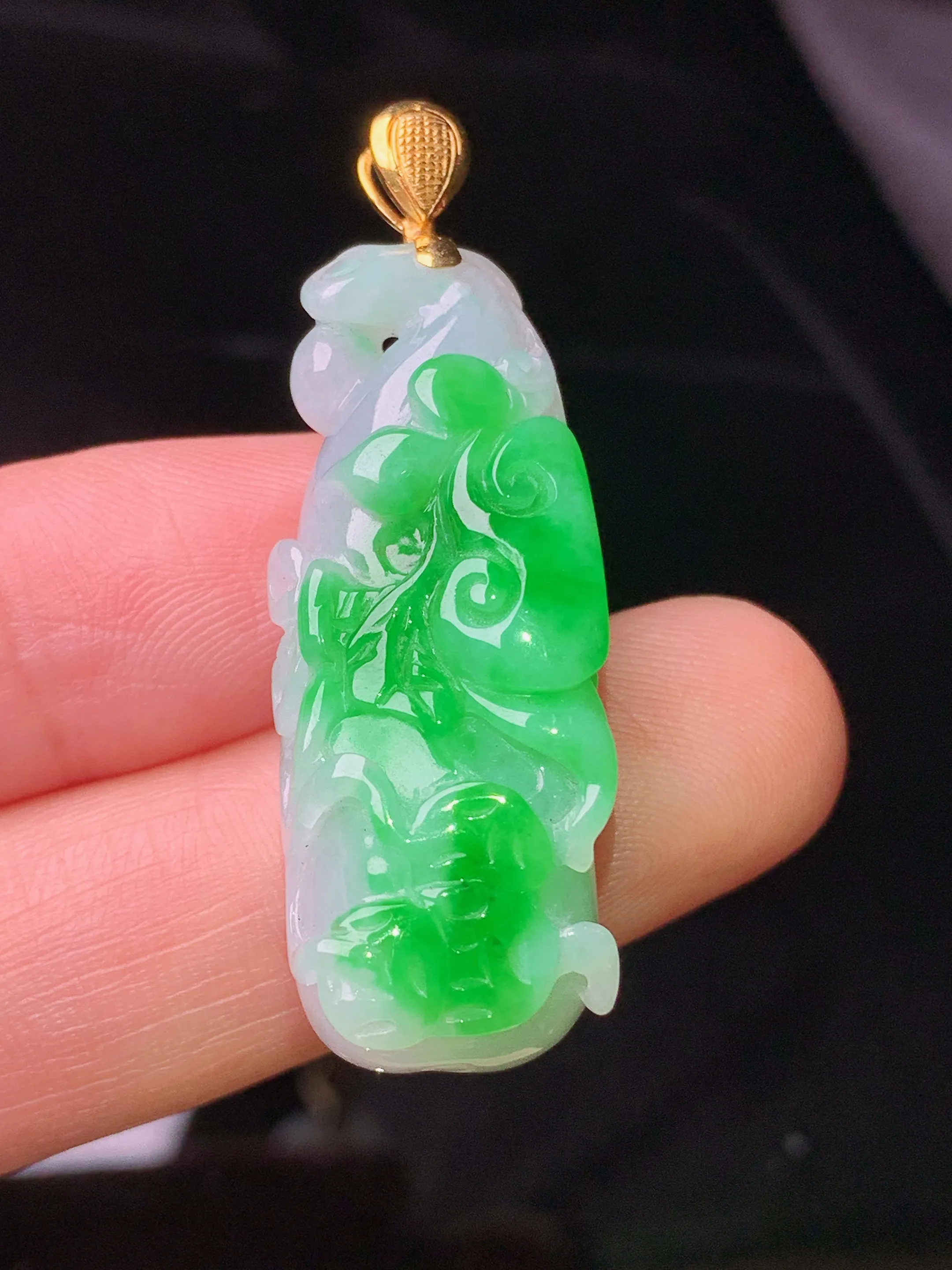 18k金镶嵌飘绿如意吊坠 玉质细腻 色泽清新艳丽 整体尺寸41.7*13.8*9.3