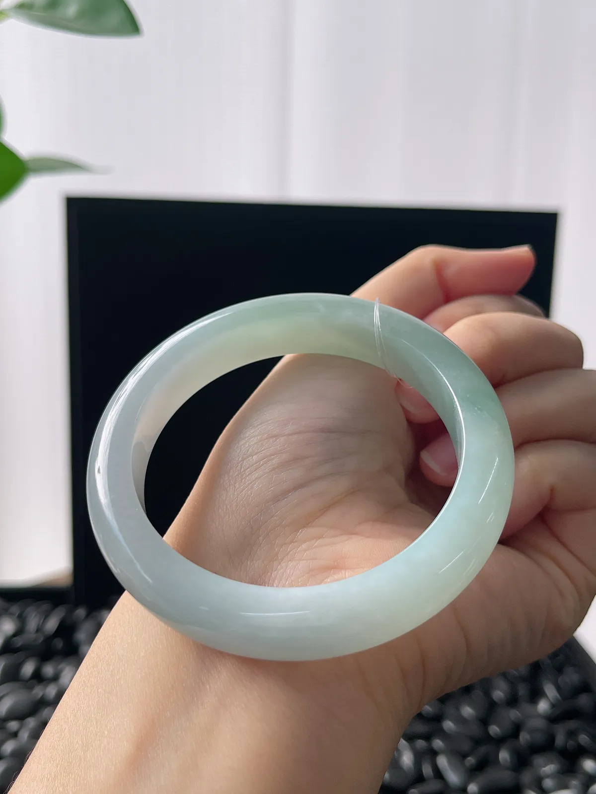 正圈55圈口，翡翠冰糯种胶润淡绿色手镯