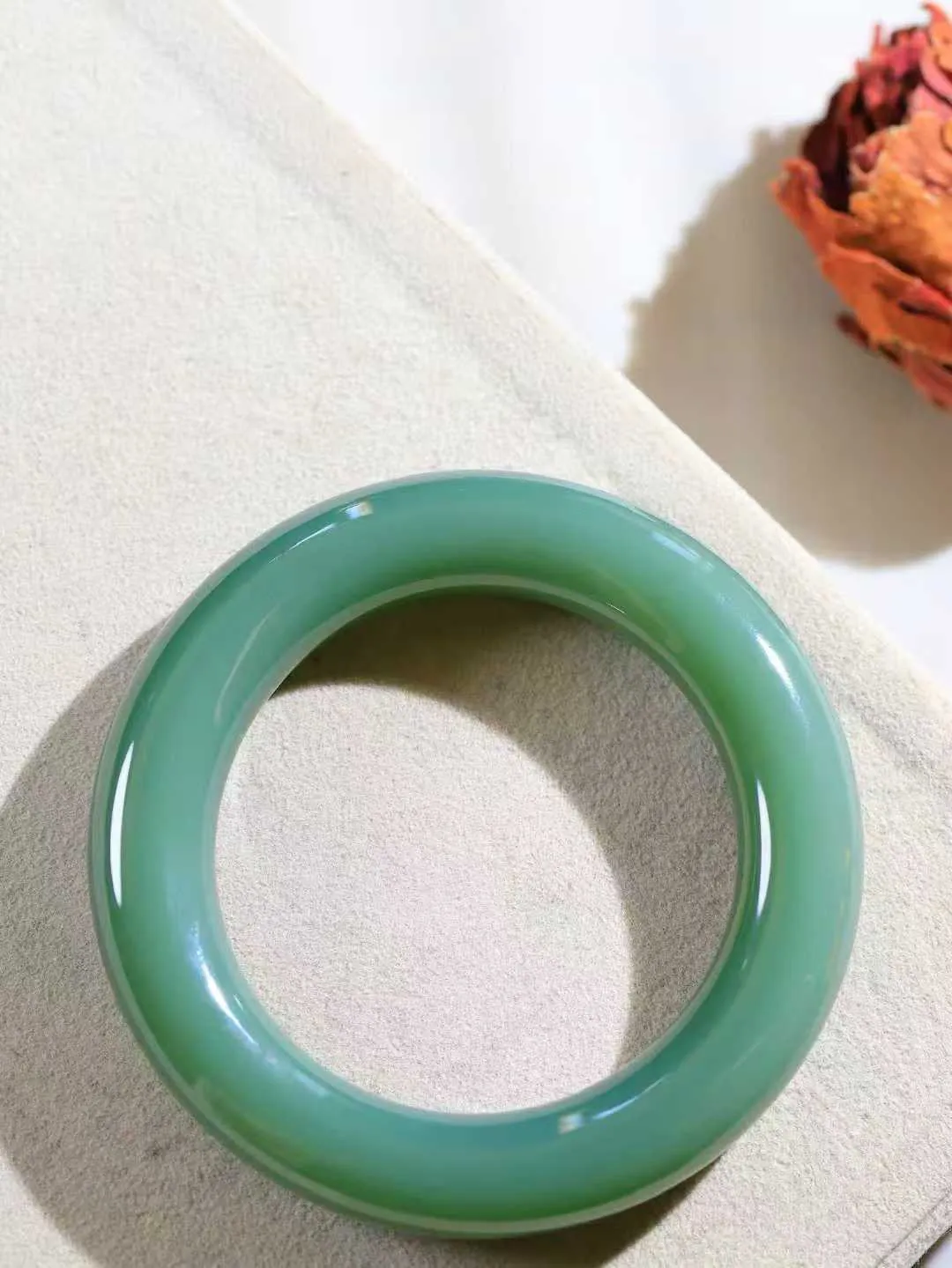 【碧波流转·手镯】

收藏级臻品️和田玉碧玉圆条手镯，玉质细腻温润，手感舒适，️线条流畅，简约大气，美自天成，佩戴于腕间，婉约之美，举手投足间透出那份低调奢华，醉人心扉。
重74克 内径圈口51mm 尺寸12.5-12.3mm  FDT-651151933